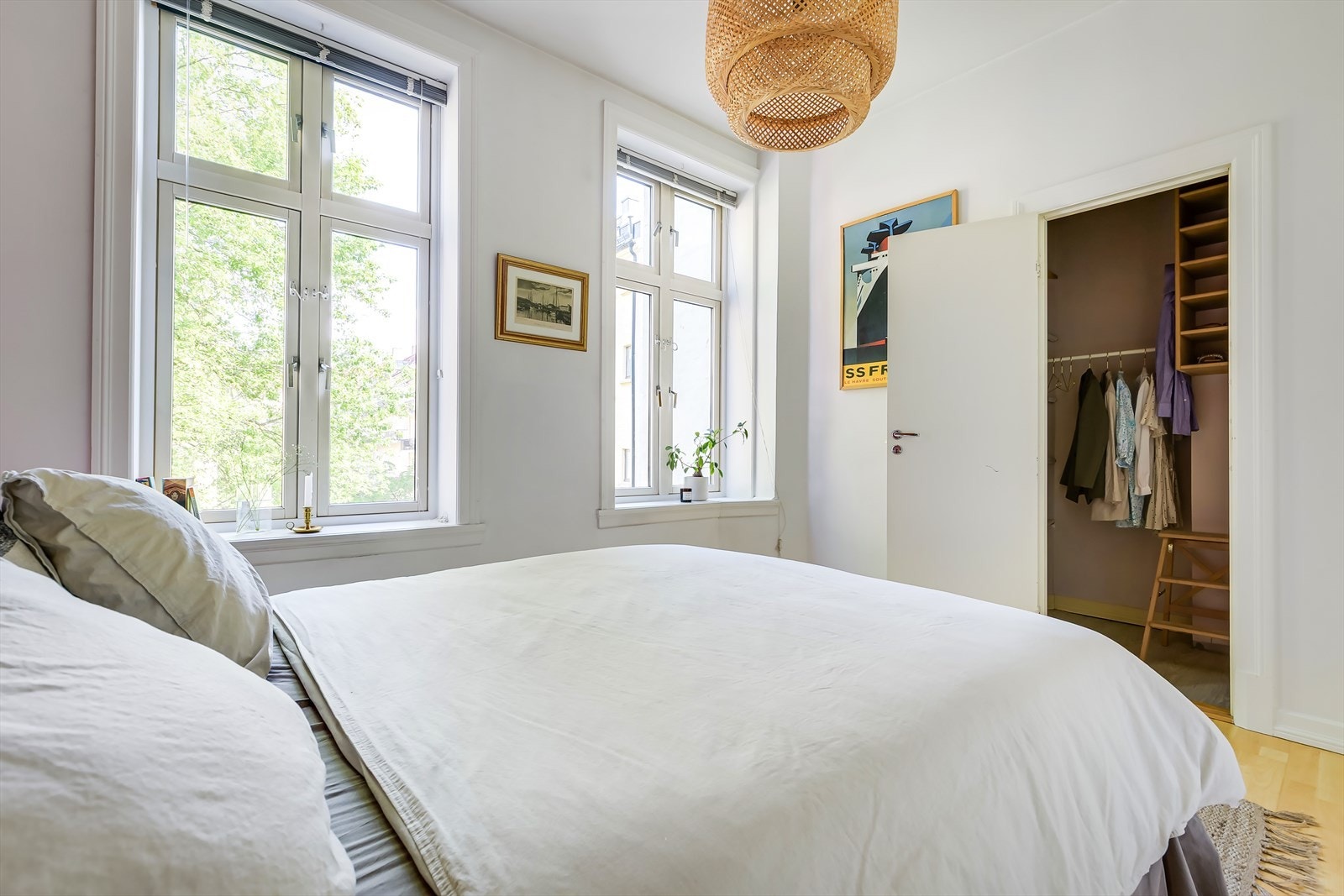 Praktisk kott med god lagringsplass i åpen hylleløsning. Galleribilde