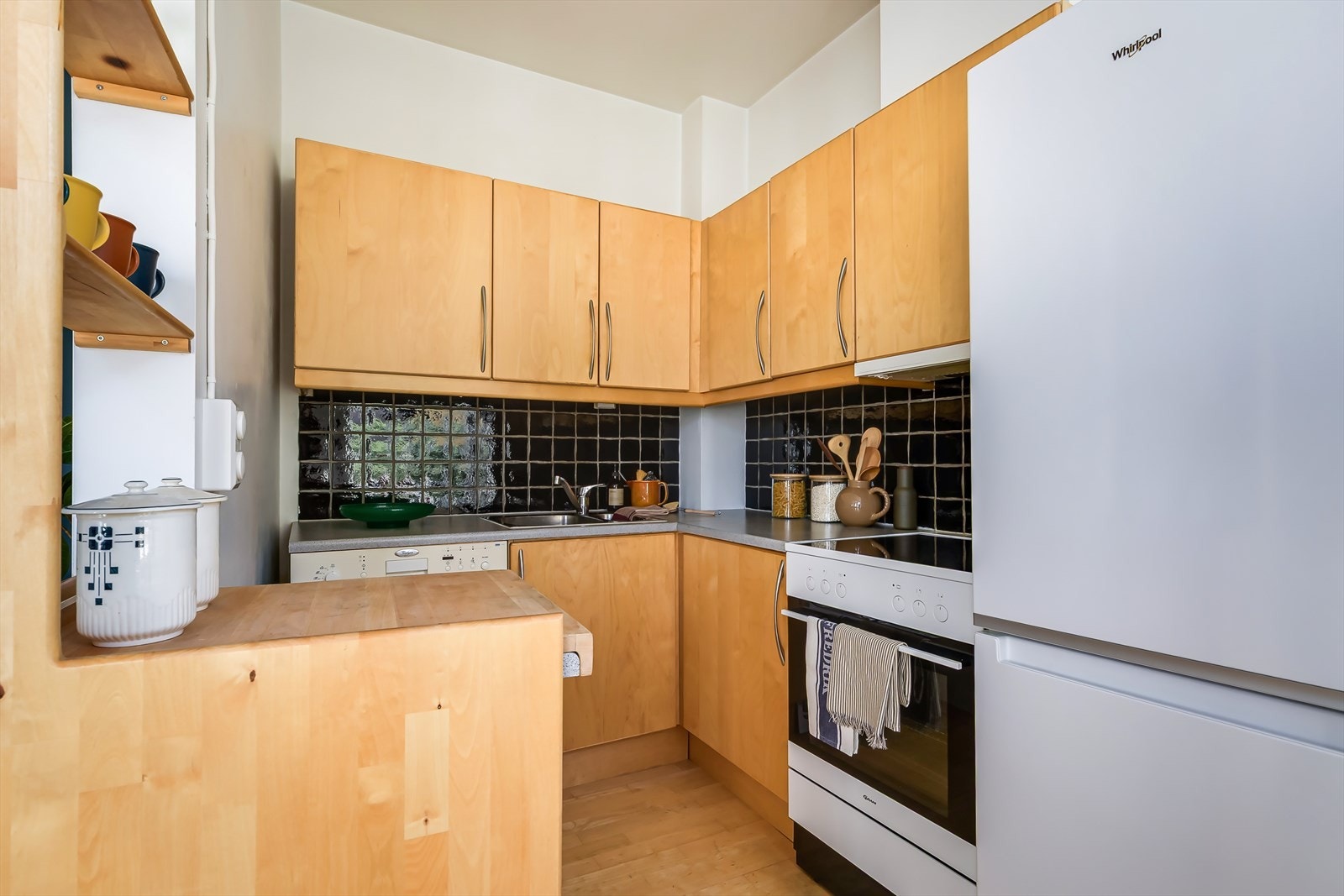 Innredningen består av trefronter, fliser på bakvegg og laminert benkeplate. Galleribilde