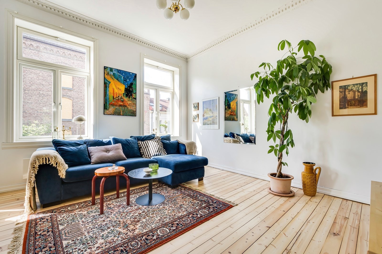 Med god takhøyde på 3m og store vindusflater får man en lys og luftig romfølelse. Galleribilde