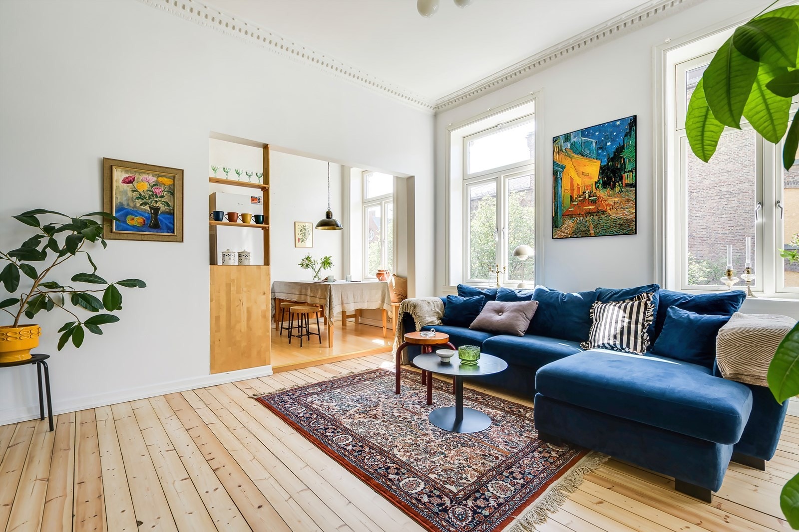 Her får du sjarmfulle detaljer som generøs takhøyde, store vindusflater og originale tregulv. Galleribilde