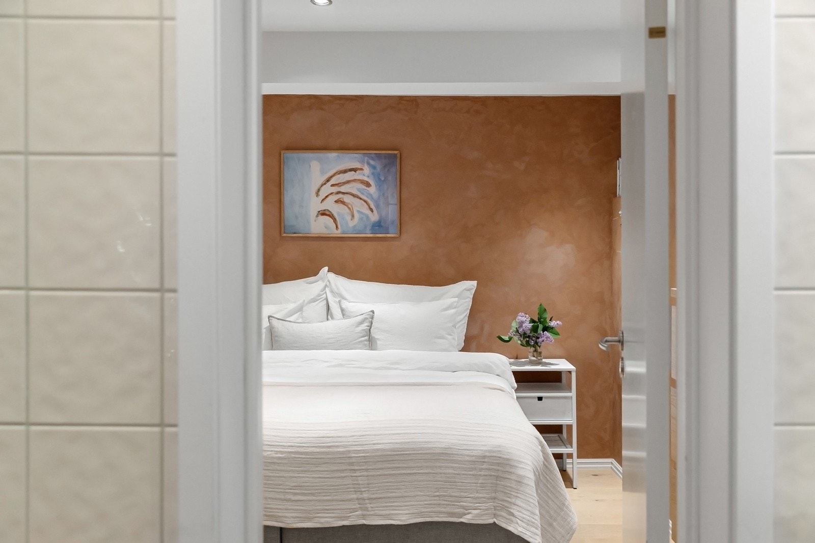 Walk-in closet / garderoberom innenfor badet med god oppbevaringsplass Galleribilde