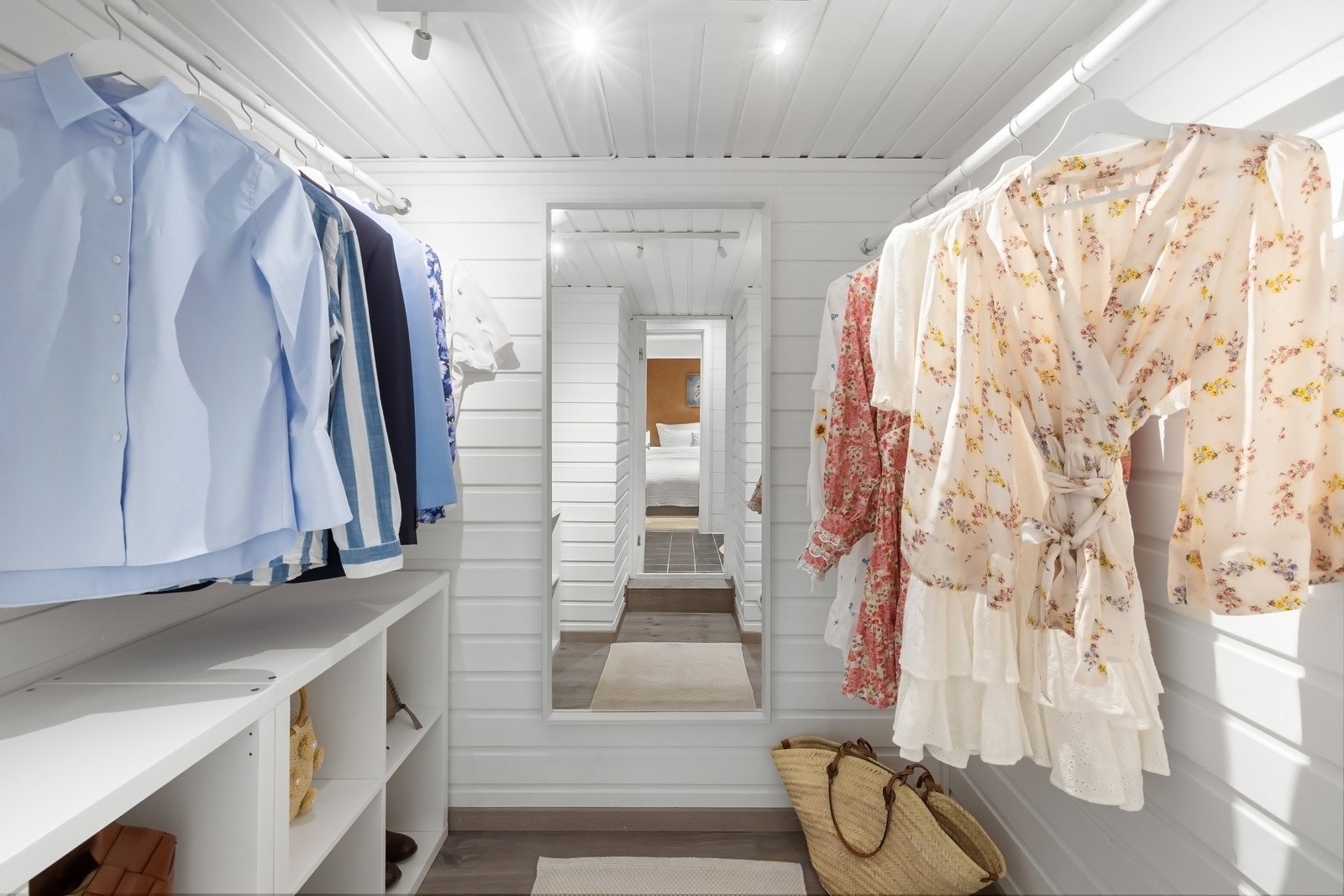 Walk-in-garderobe med god oppbevaringsplass tilknyttet badet Galleribilde