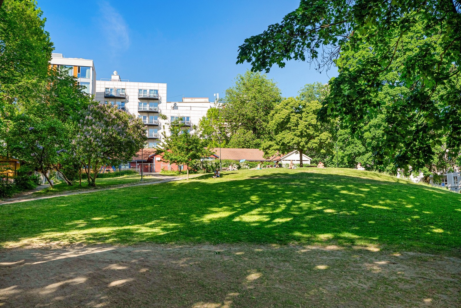Leiligheten har en fantastisk beliggenhet som kombinerer praktisk urban livsstil med en god atmosfære i en bygård fra århundreskifte. Denne flotte leiligheten ligger midt i en av byens mest ettertraktede nabolag Galleribilde
