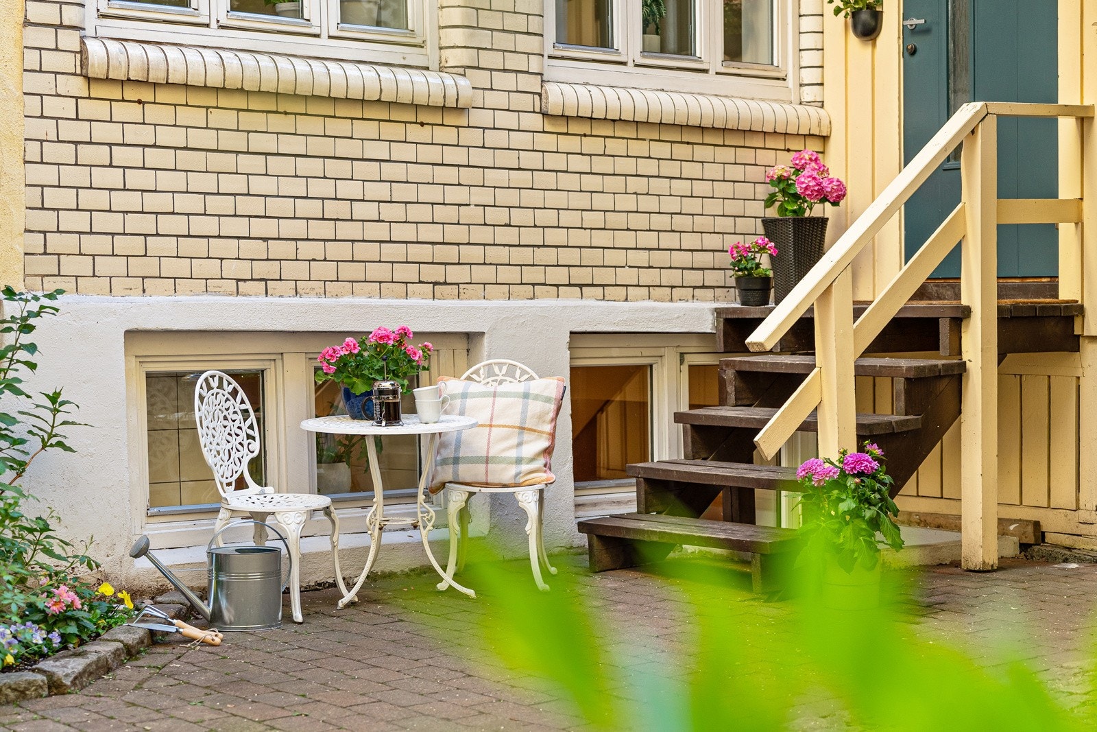 Leiligheten har tilgang til solrik uteplass i den rolige bakården, hvor en kan nye sommerens fine dager Galleribilde