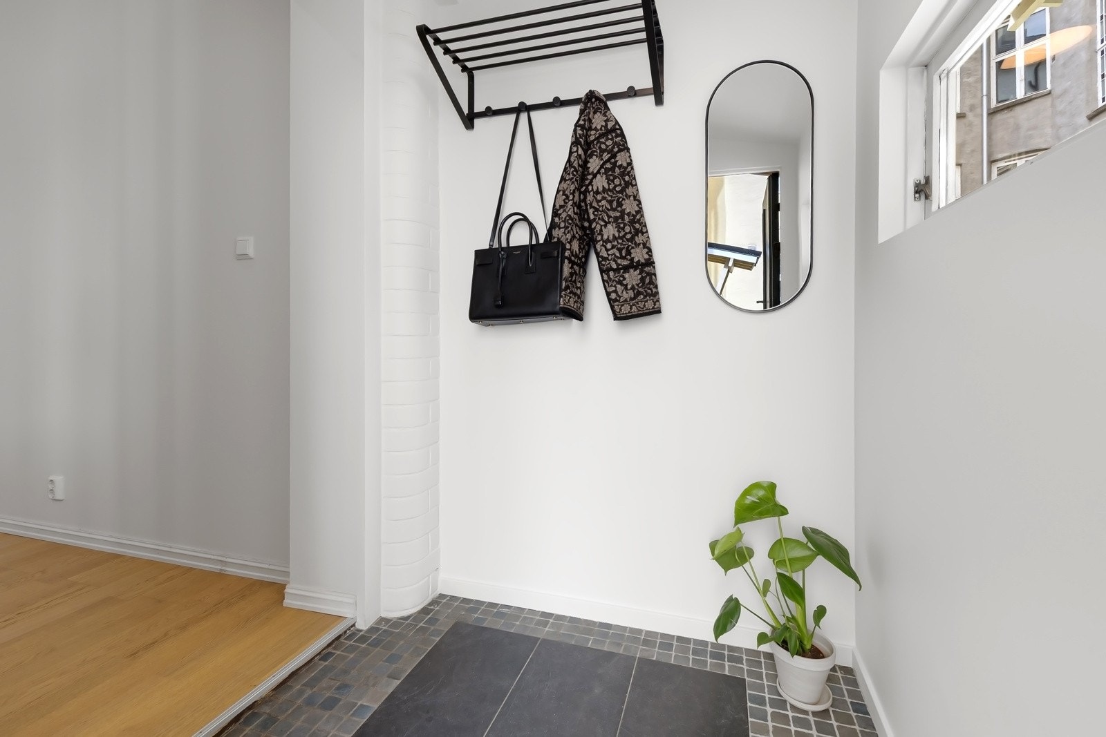Velkommen inn i en lys og innbydende entré, malt i moderne farger. Her er det god takhøyde og praktiske garderobeløsninger Galleribilde