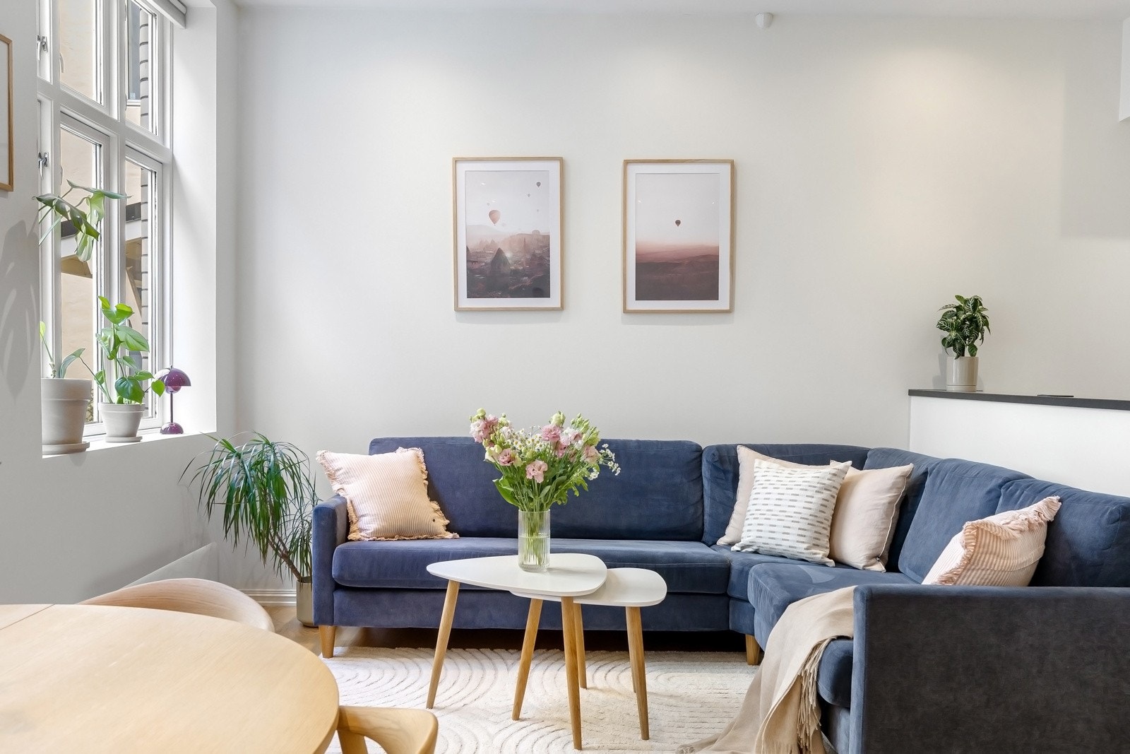 Det er god plass for stor sofa, stue- og spisebord og tv-møblement Galleribilde