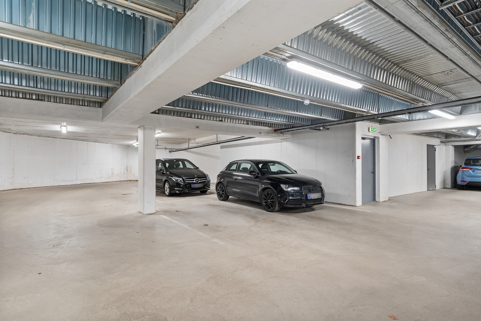 Det følger garasjeplass i fellesanlegg og en kjellerbod med leiligheten. Galleribilde
