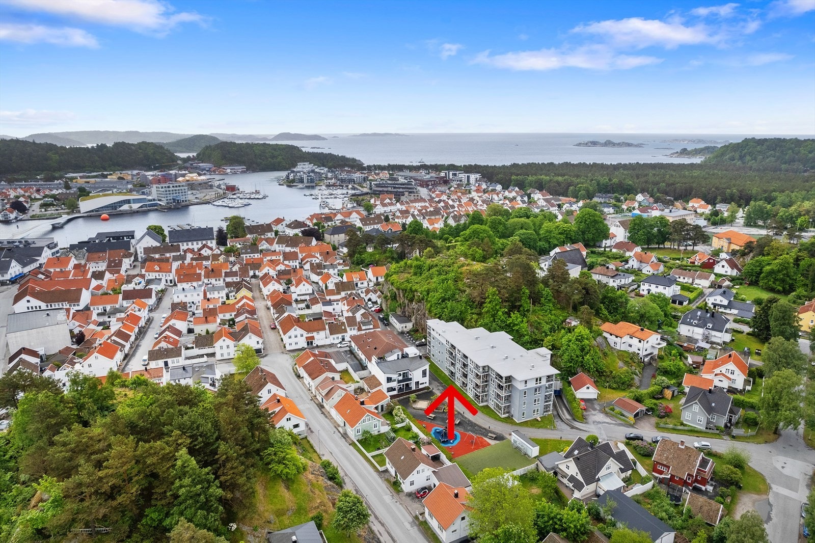 Leiligheten ligger sentralt på Støkkan og har gåavstand sentrum, Furulunden og strendene. Galleribilde