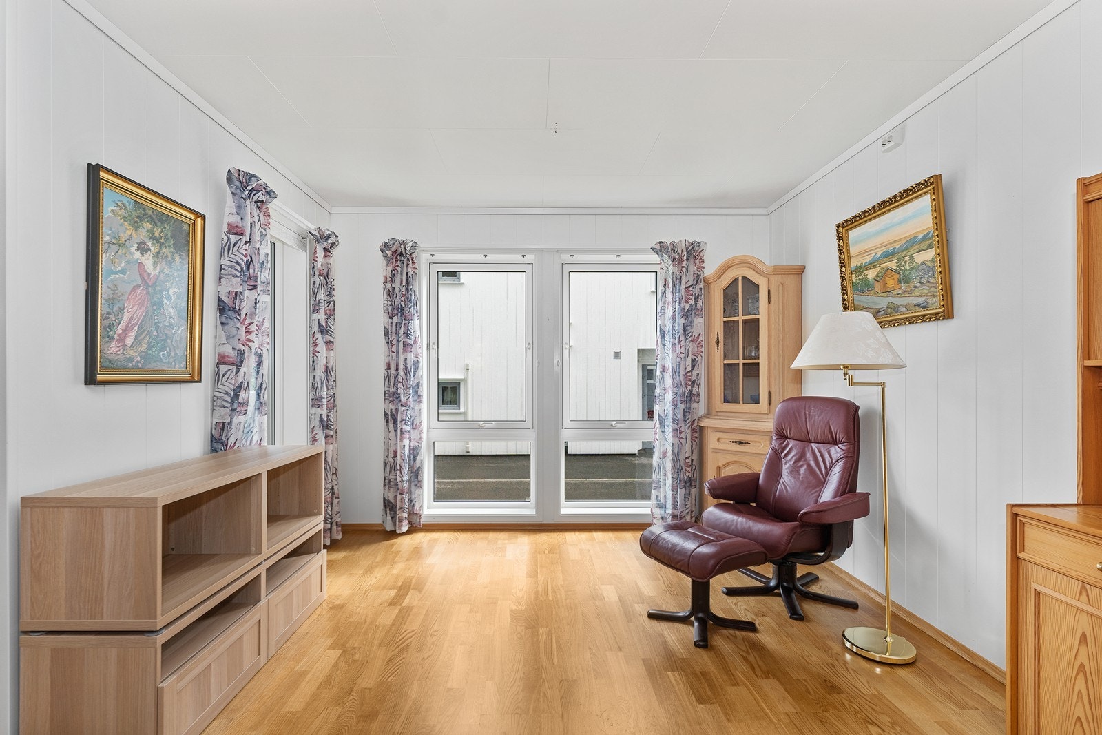 Det er utgang til innglasset balkong (til
venstre) både fra stue-delen og fra kjøkkensiden. Galleribilde