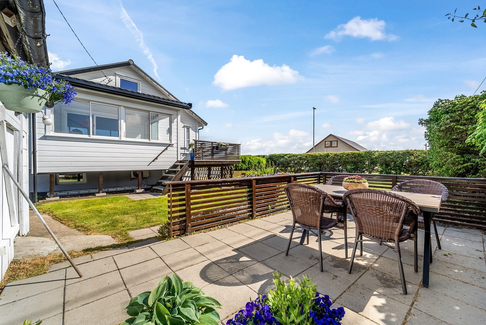 Solrik tomt med usjenert uteplass. Galleribilde