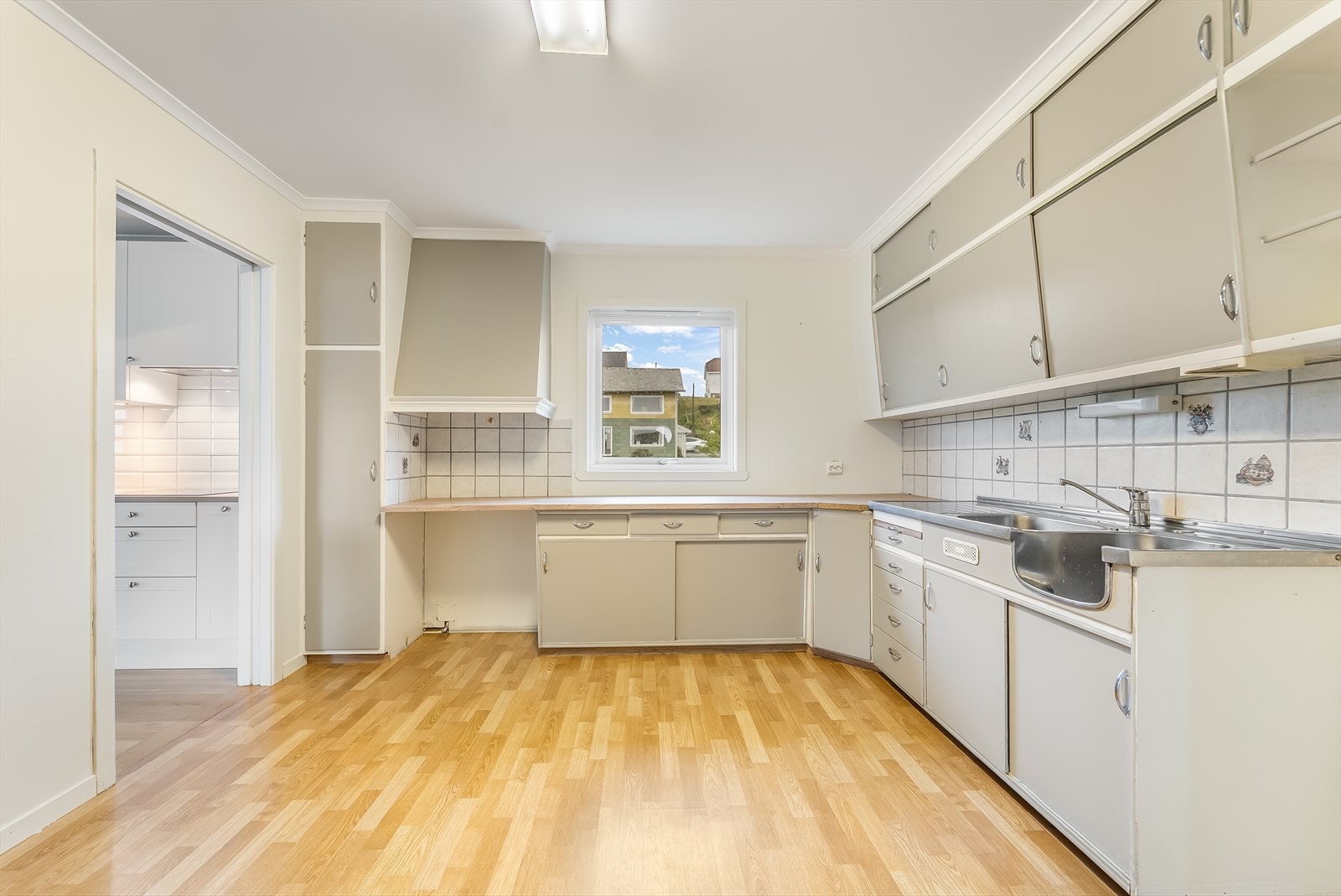 Original kjøkkeninnredning som er malt opp. Skyvedørsfronter. Galleribilde