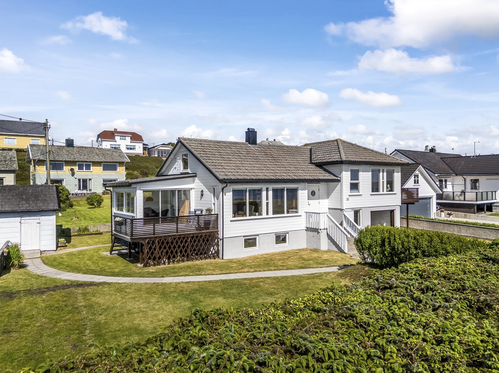 Pen enebolig med flott beliggenhet på en flat og pent opparbeidet tomt. Galleribilde