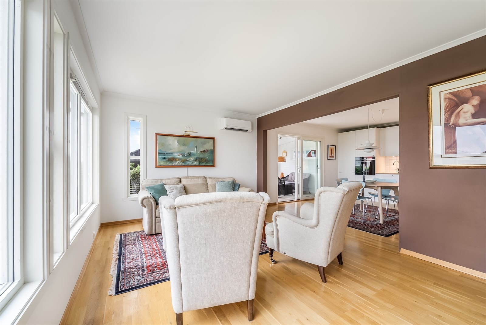 Vid åpning mellom stue og kjøkken som binder rommene godt sammen. Varmepumpe på vegg. Galleribilde