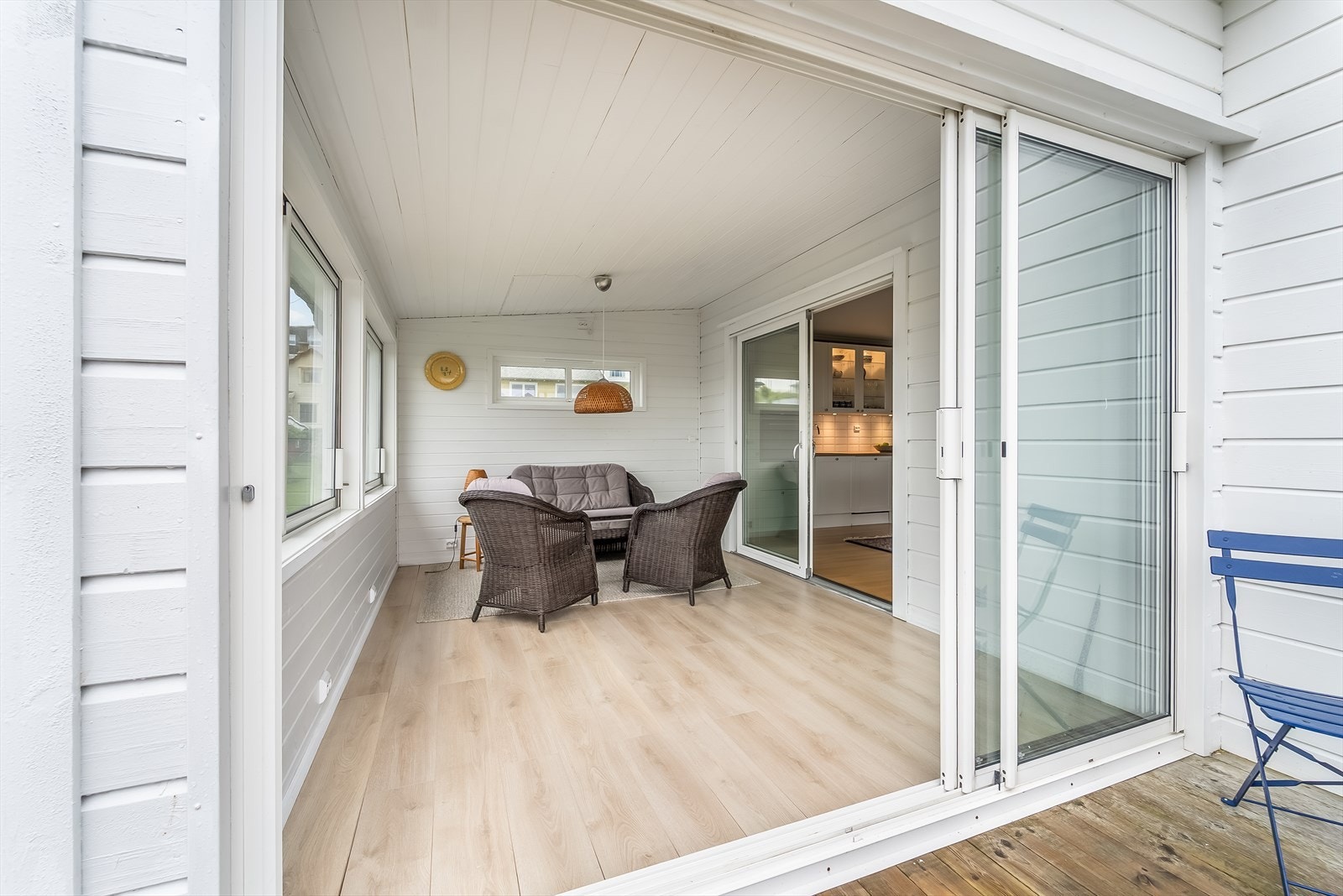 Praktisk hagestue med skyvbare vinduer og dører. Galleribilde