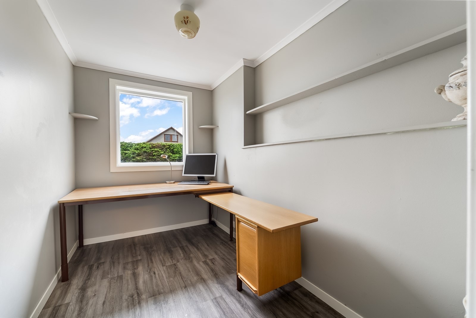 Kontor i underetasjen - godkjent som bod. Galleribilde