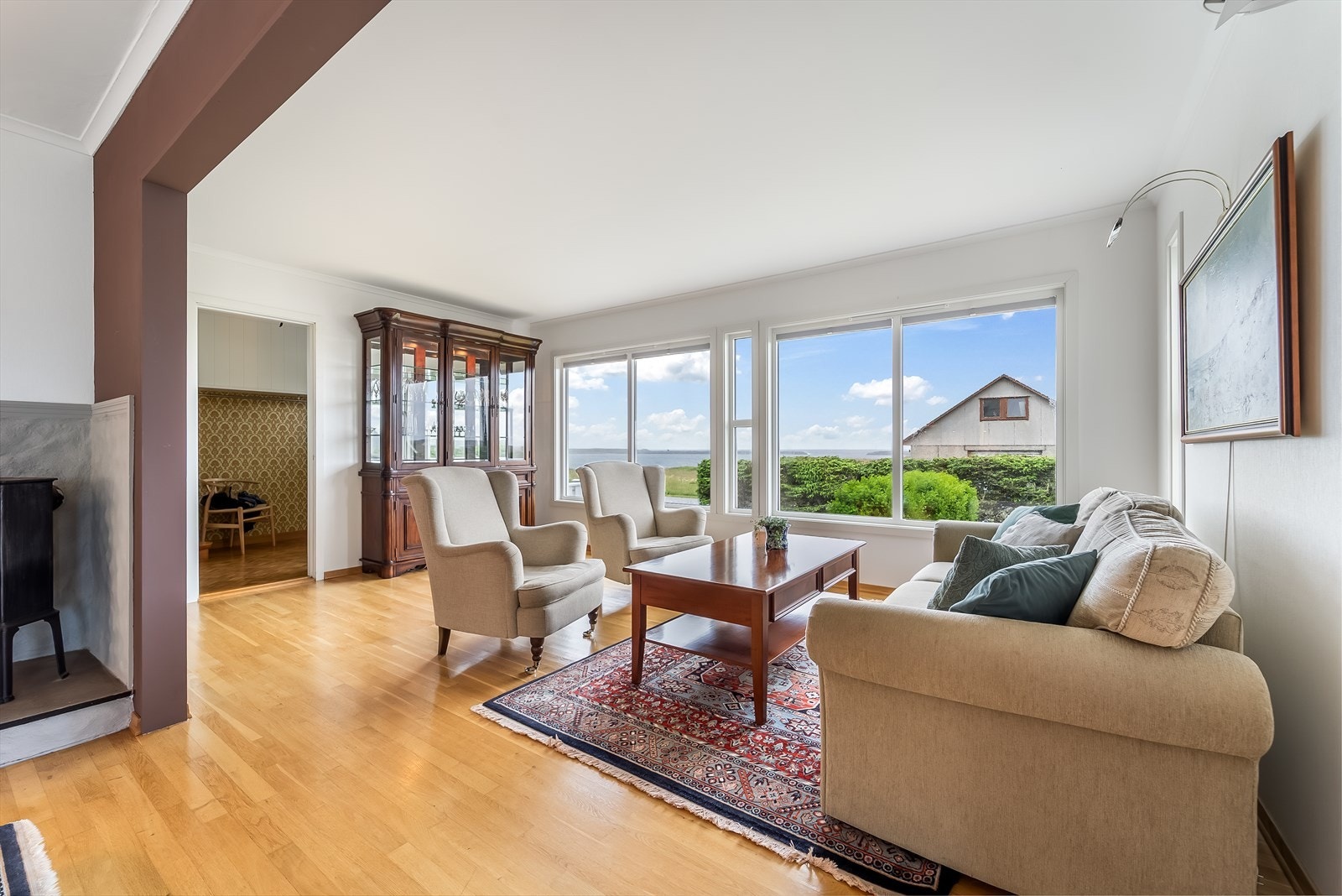 Lys og trivelig stue med gode vindusflater som slipper godt med dagslys inn og den flotte utsikten kan beskues fra flere hold. Galleribilde