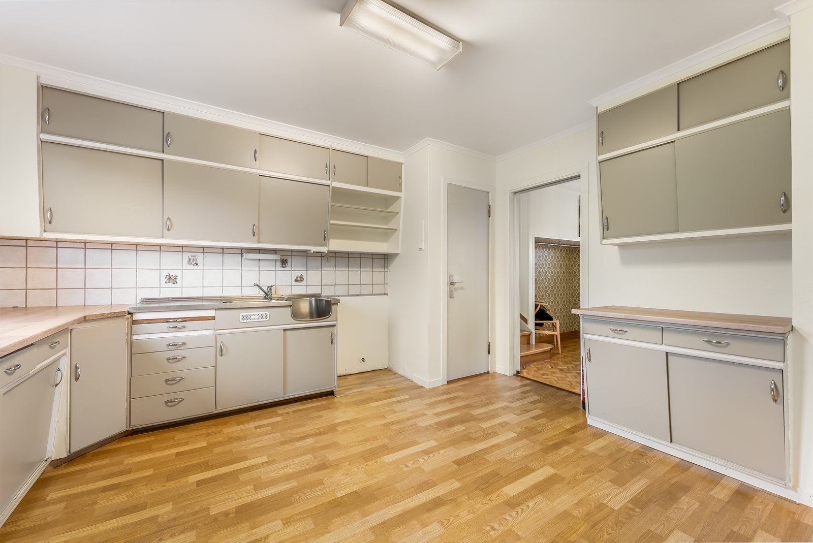 Det gamle kjøkkenet i huset står fortsatt. På ombygningstegningene er rommet tegnet inn som soverom. Galleribilde