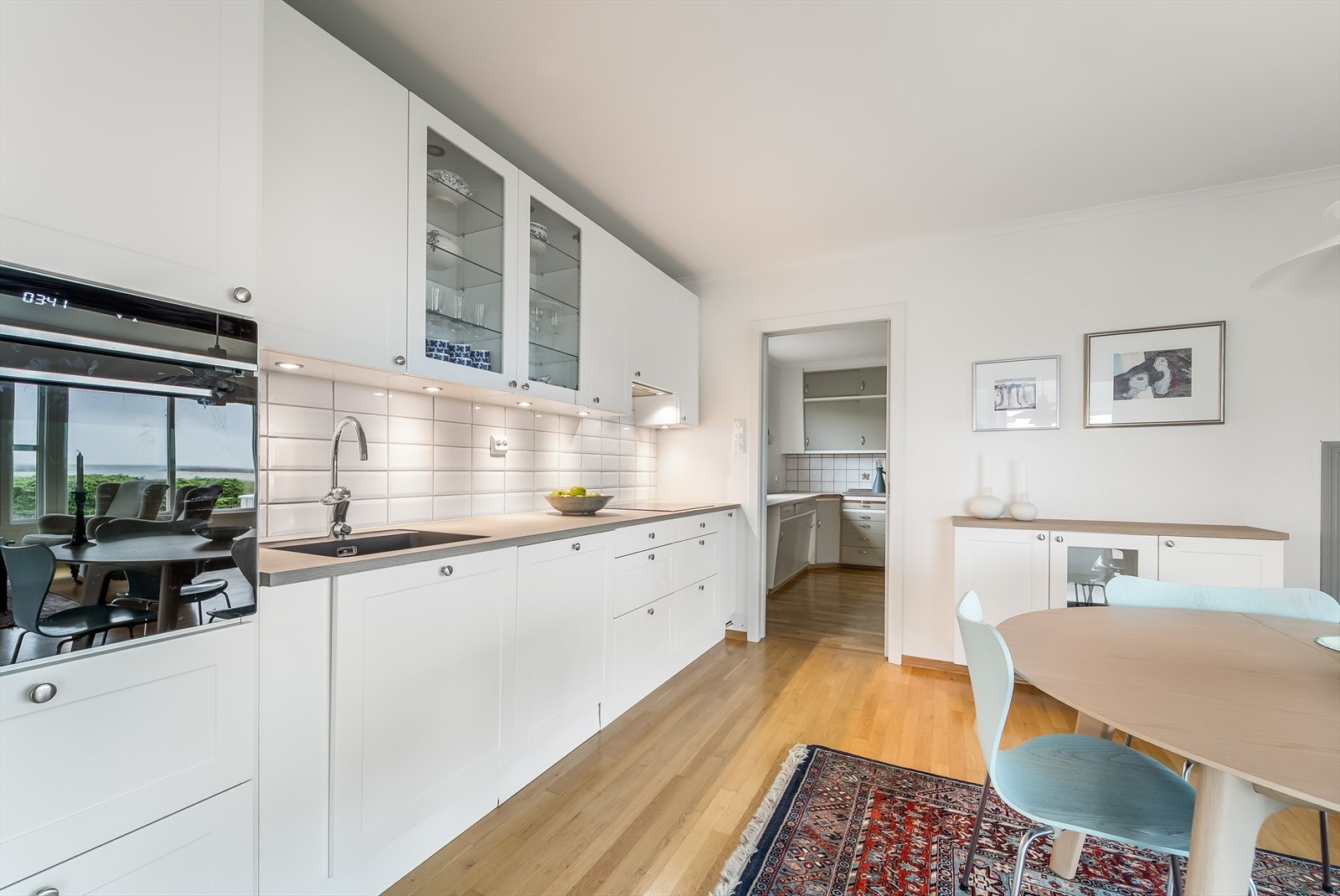 Kjøkkenet har en god planløsning med sjenk i tilsvarende innredning. Galleribilde