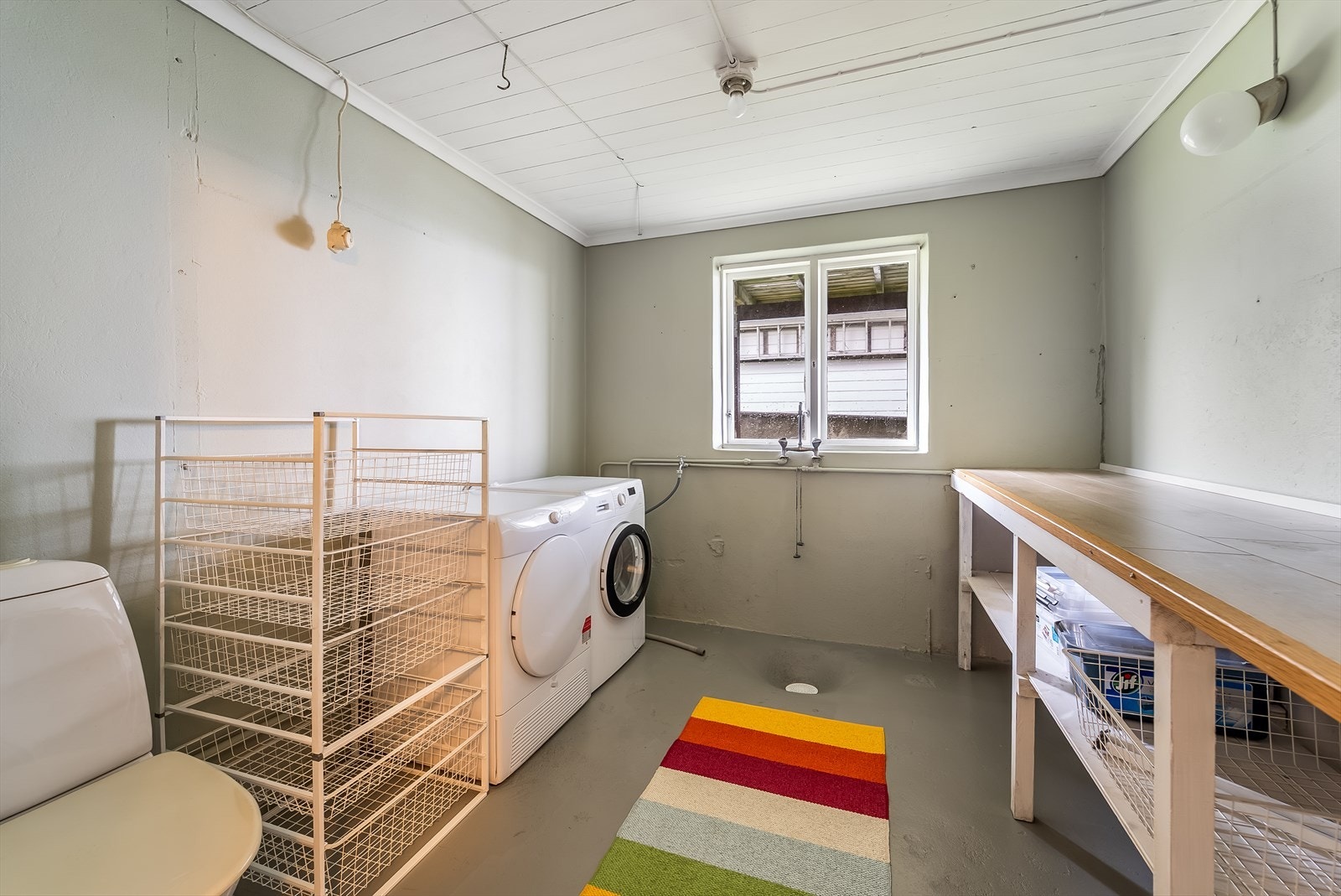 Vaskerom med utgang til hagen fra gangen rett ved. Tilkoblet toalett. Galleribilde