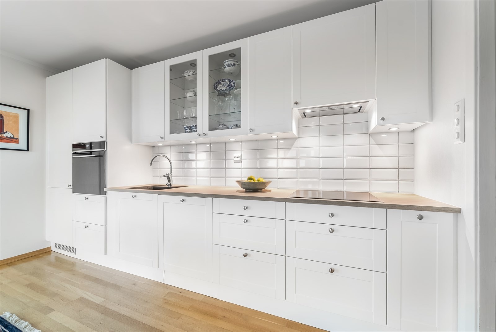 Nyere delikat Nordsjøkjøkken med alle hvitevarer integrert. Galleribilde