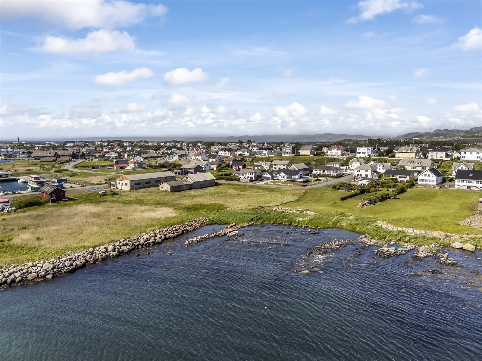 Boligen ligger sentralt til på Borhaug med flott utsikt og meget god beliggenhet. Galleribilde