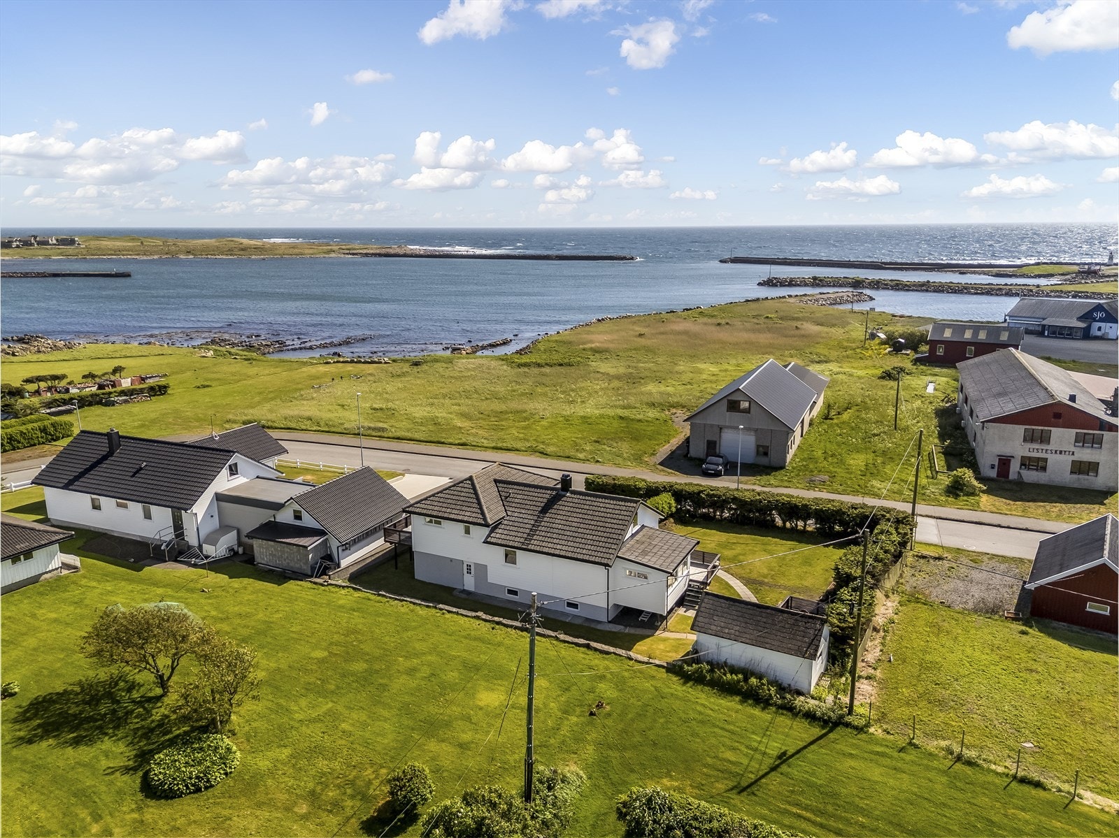 Tomta er pent opparbeidet med store plenlagte områder og beplantning. En pen steinsatt sti skaper ekstra liv i hagen. Galleribilde