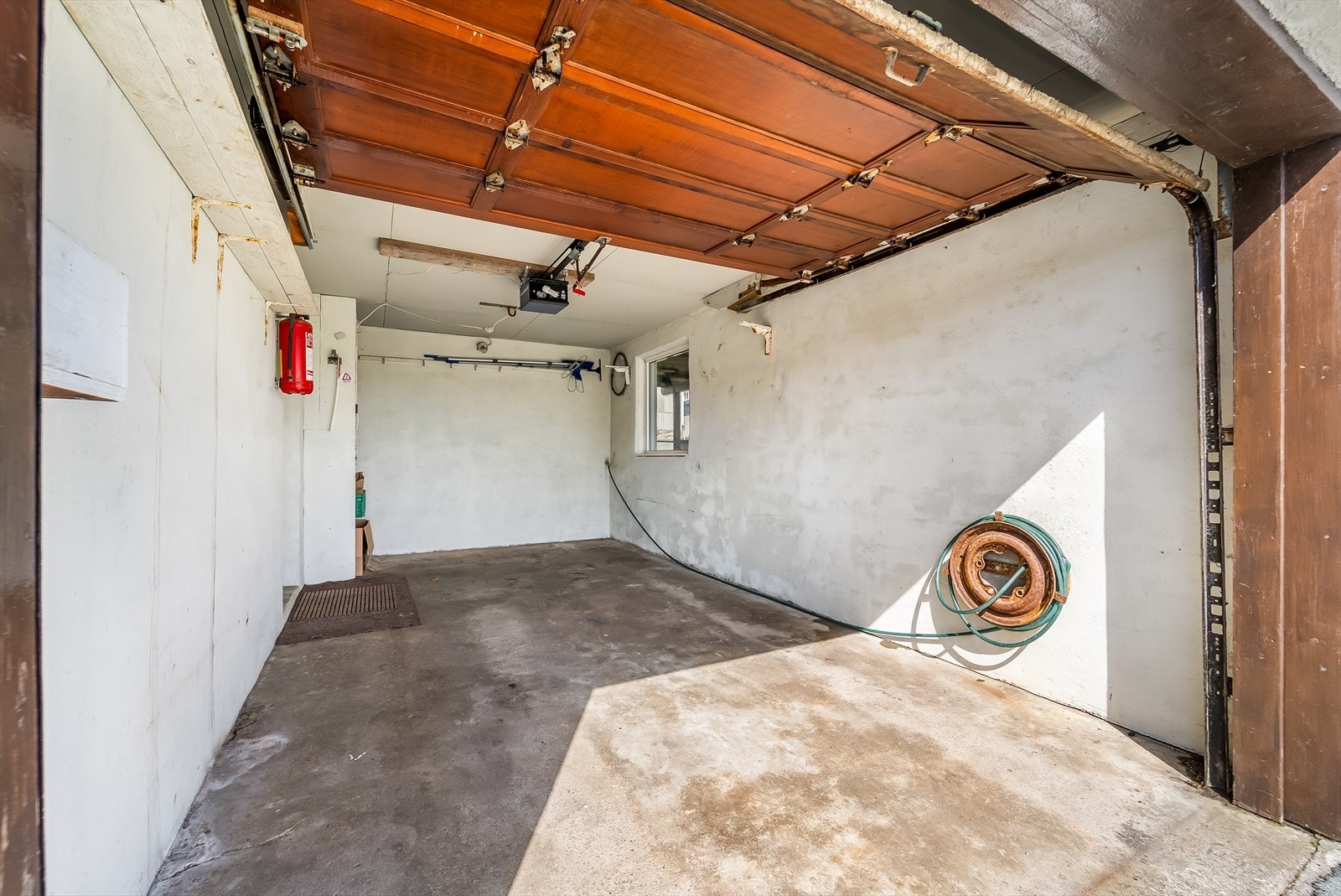 Garasje med automatisk portåpner. Galleribilde