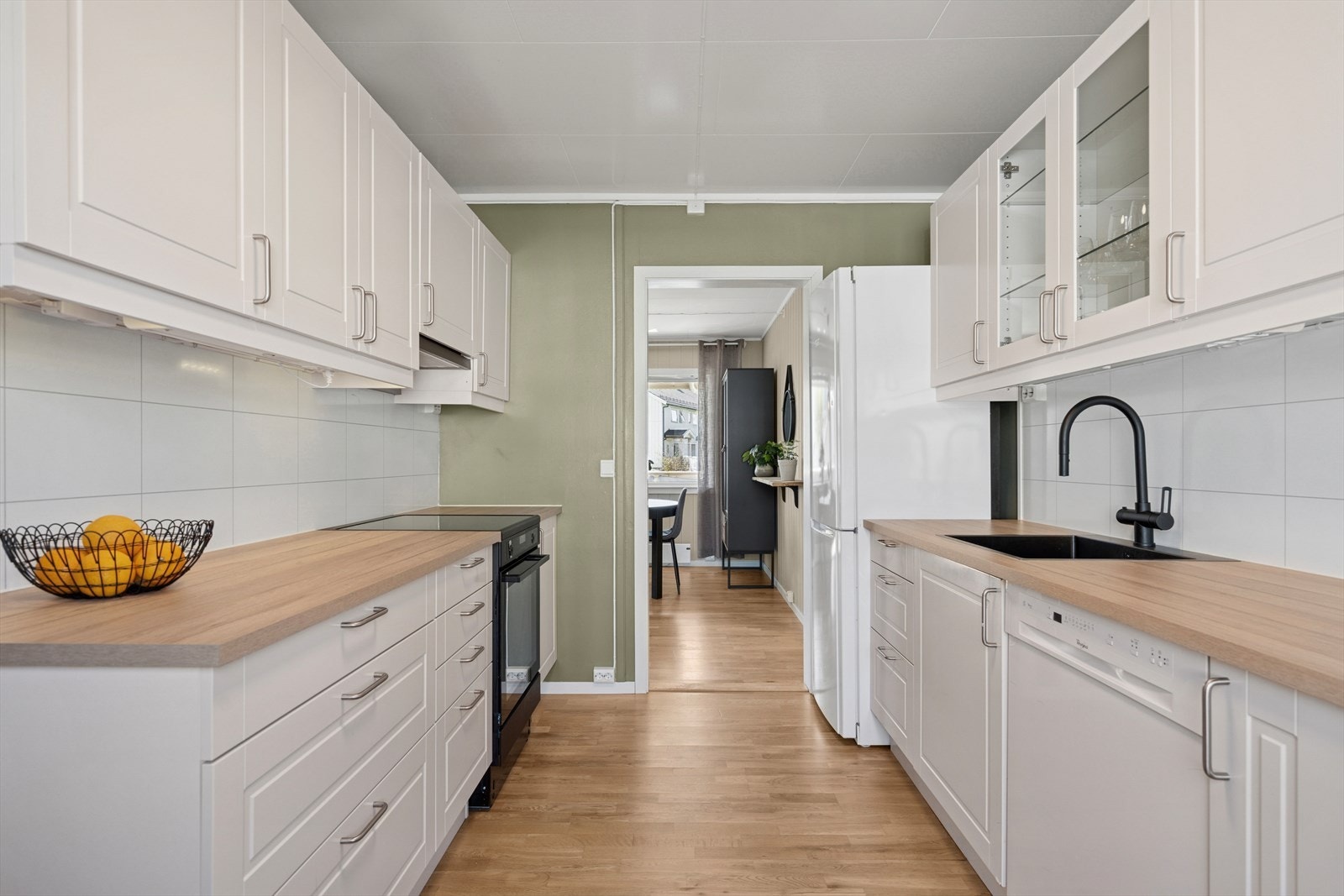 God skap- og benkeplass på kjøkkenet. Galleribilde