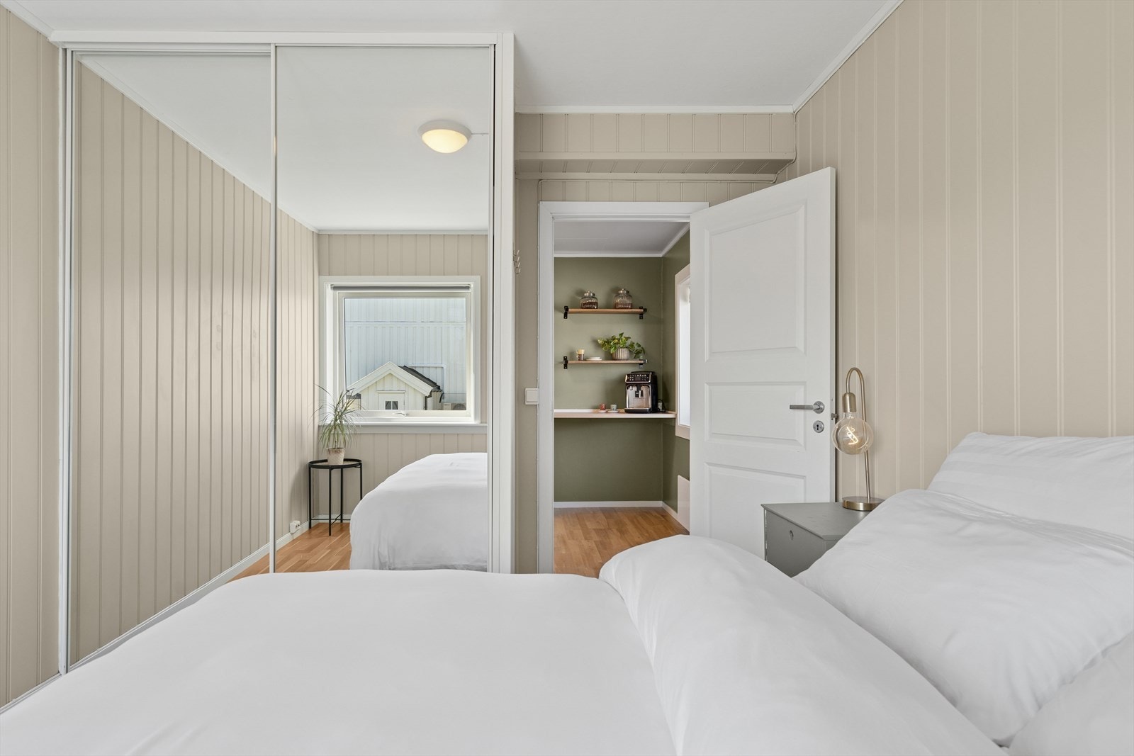 Soverom med skyvedørsgarderobe. Galleribilde