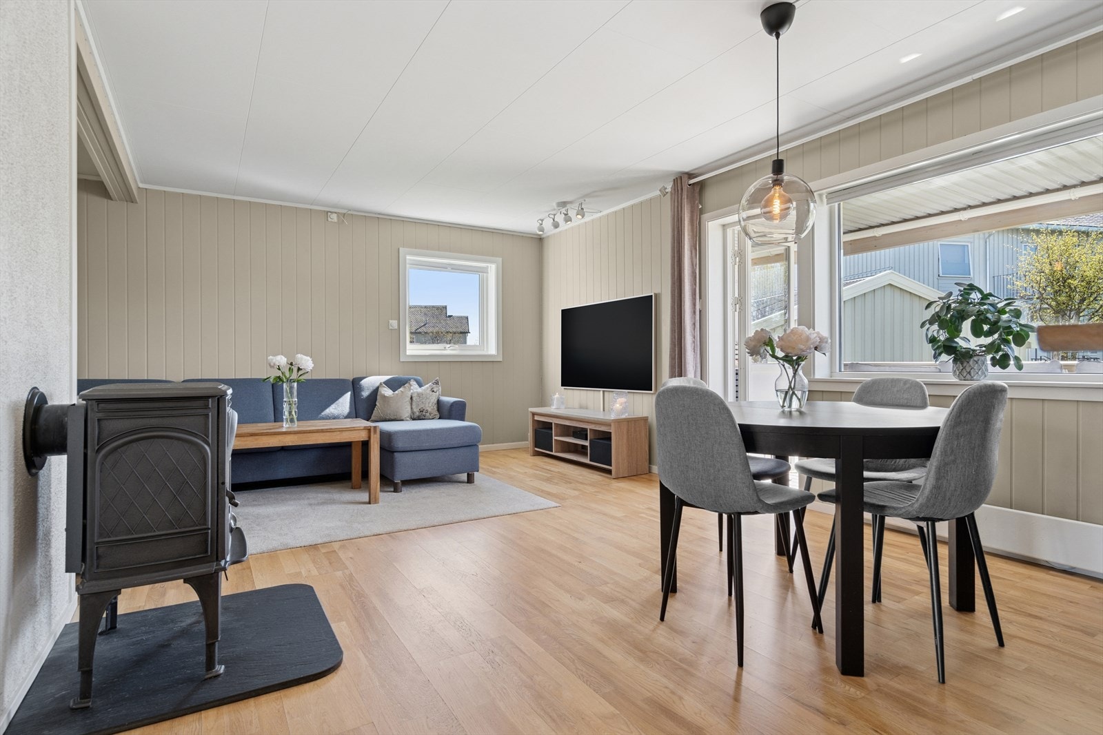 Stuen har godt med lysinnslipp fra store vindusflater. Galleribilde