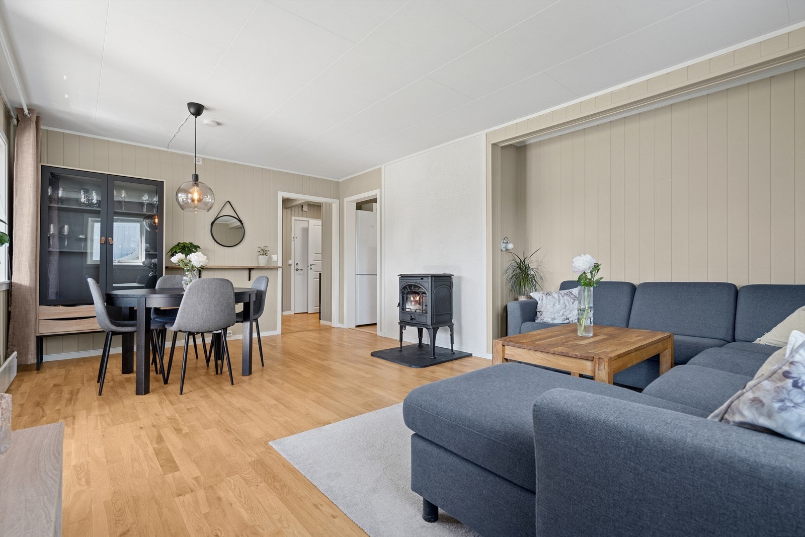 Stuen har plass til både sofagruppe og spisestue. Galleribilde