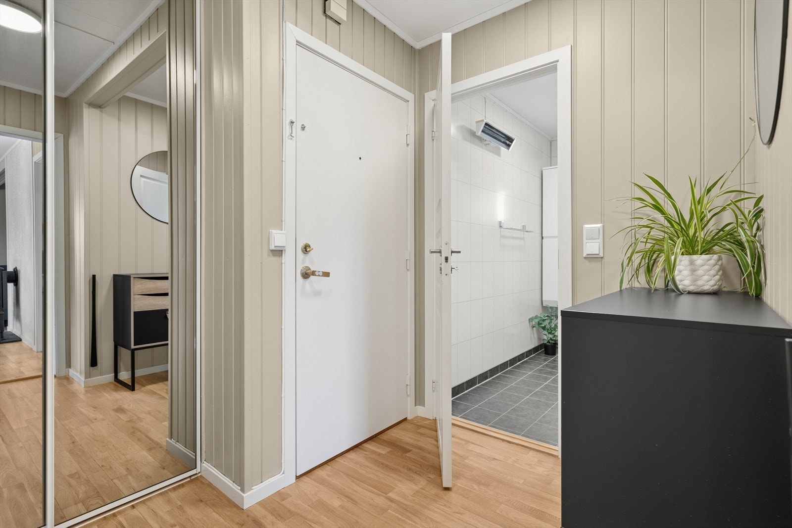 Velkommen inn! Skyvedørsgarderobe i gangen. Galleribilde