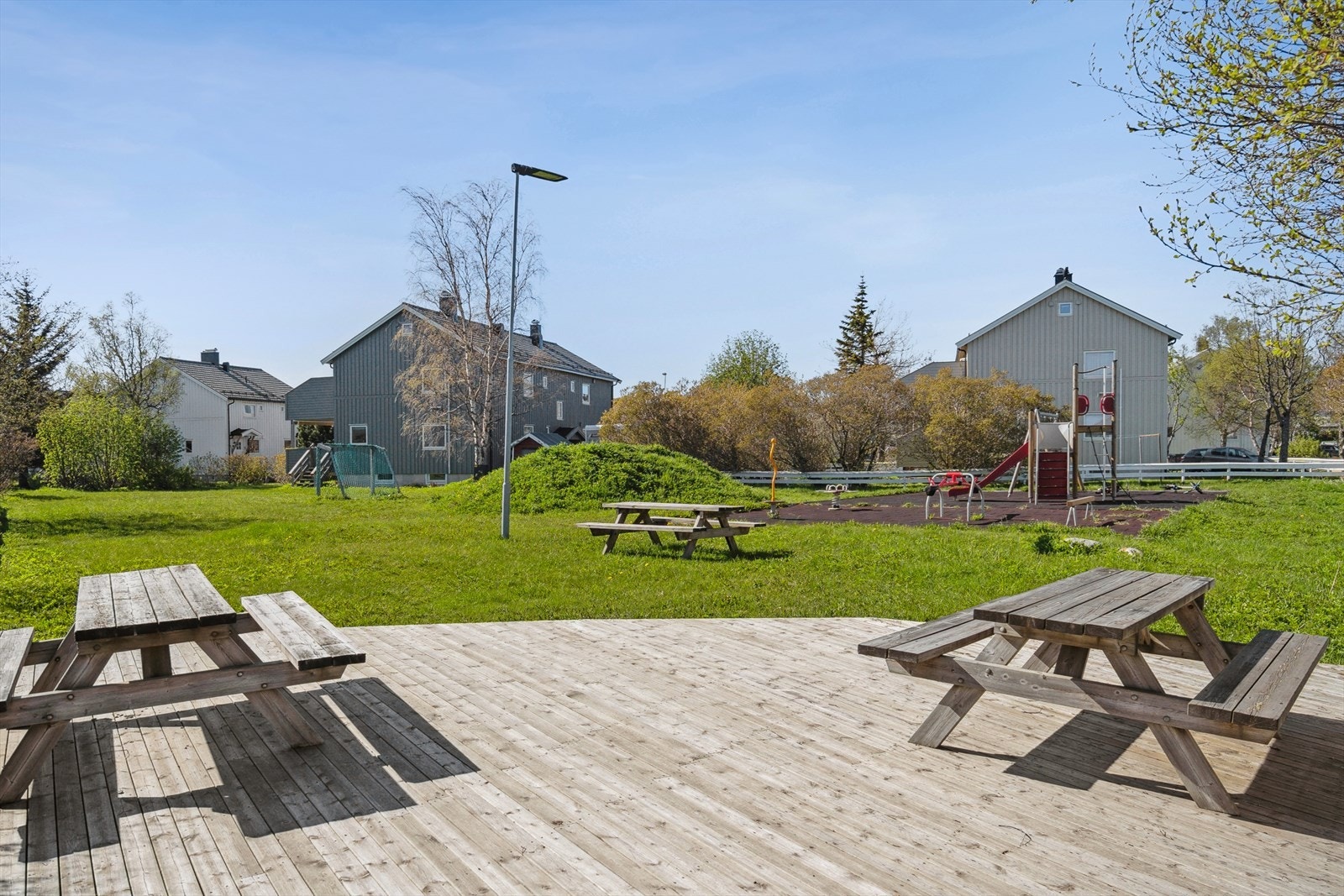 Lekeplass og hyggelig møteplasser på borettslagets fellesområde. Galleribilde