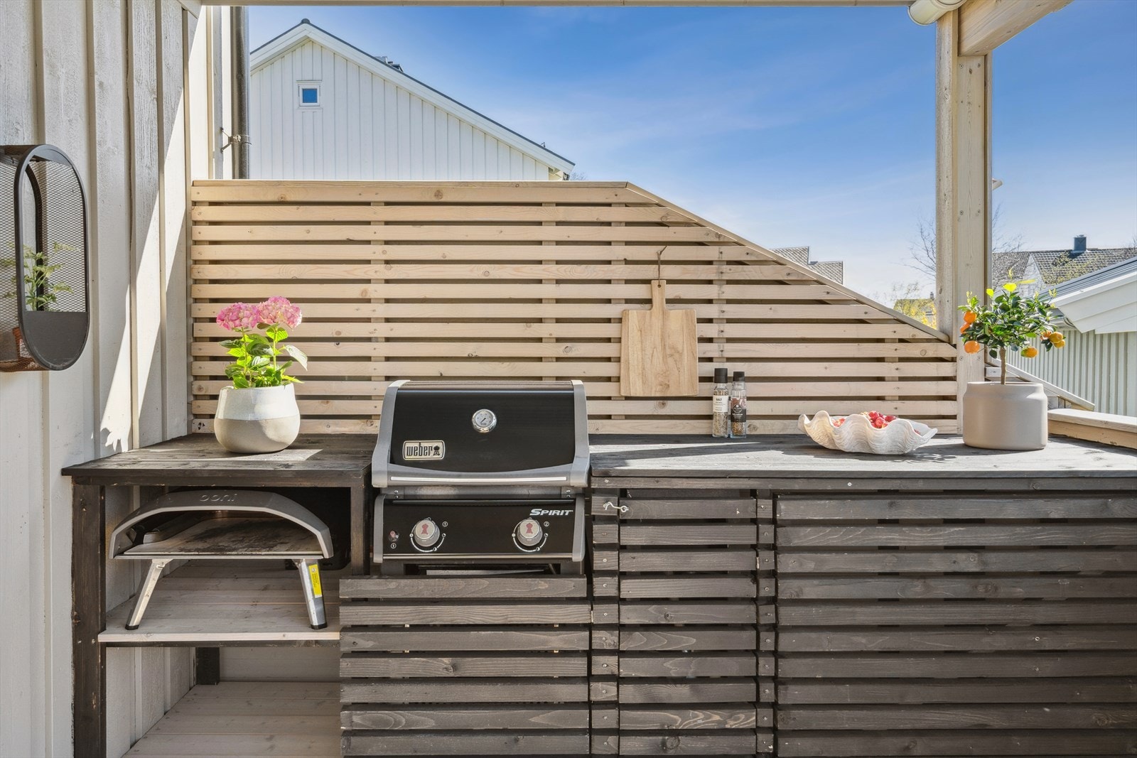 Her kan de fine sommerdagene nytes utendørs. Praktisk utekjøkken på verandaen. Galleribilde