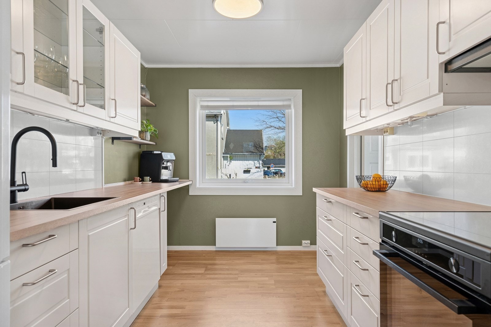 Kjøkkenet har innredning med profilerte lyse fronter og laminat benkeplate. Galleribilde