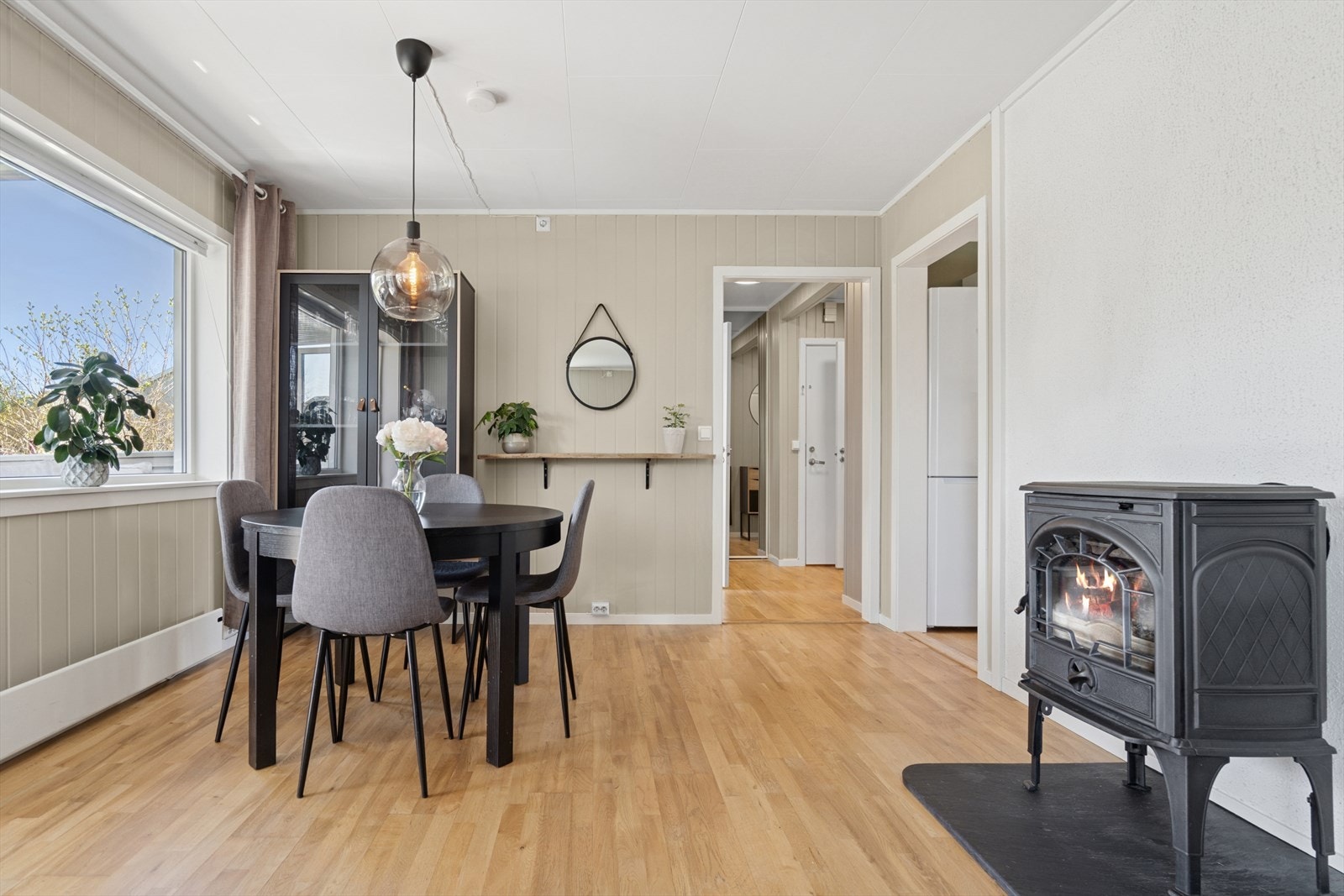 Peisovn i stuen sørger for god varme og hygge på de kalde dagene. Galleribilde