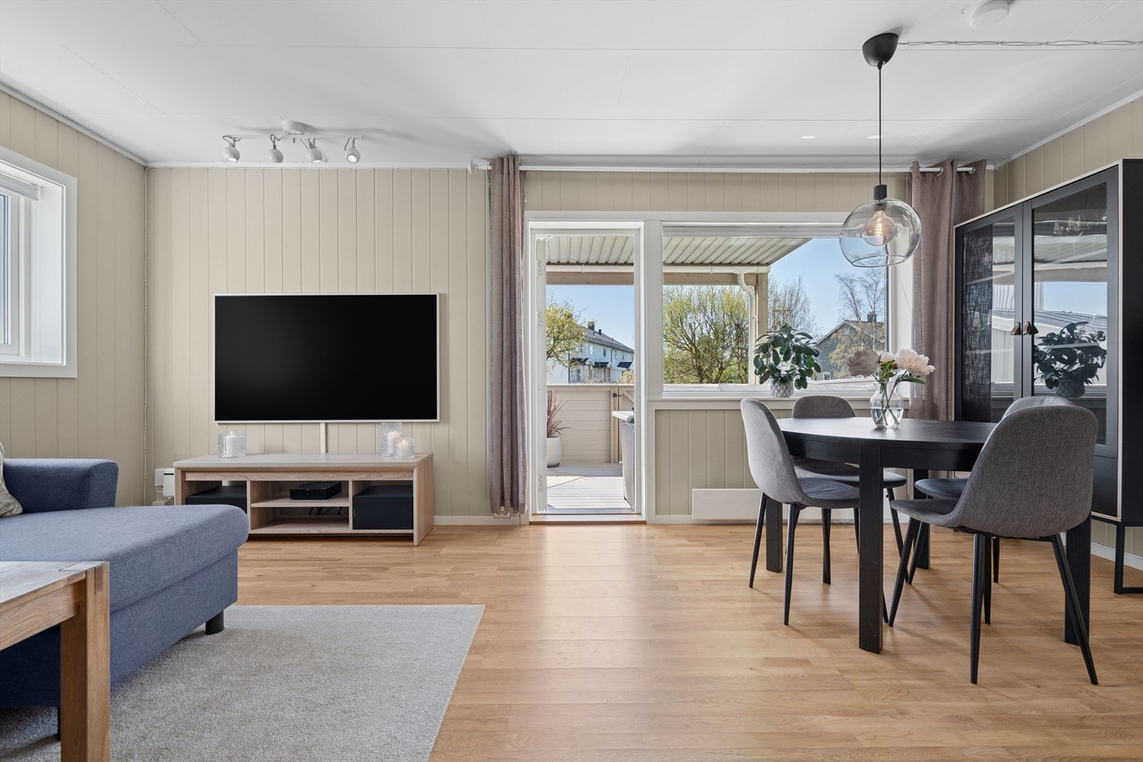 Lys og innbydende stue med utgang til overbygget veranda på 14 kvm. Galleribilde