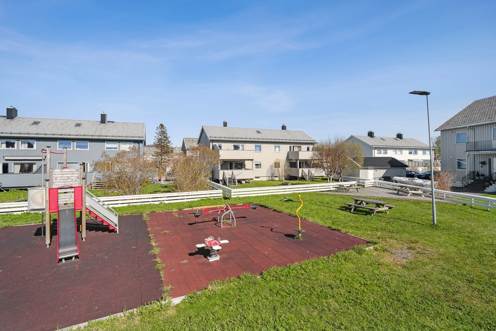 Meget barnevennlig og hyggelig nabolag med kort vei til det meste av servicetilbud og fine friluftsområder. Galleribilde