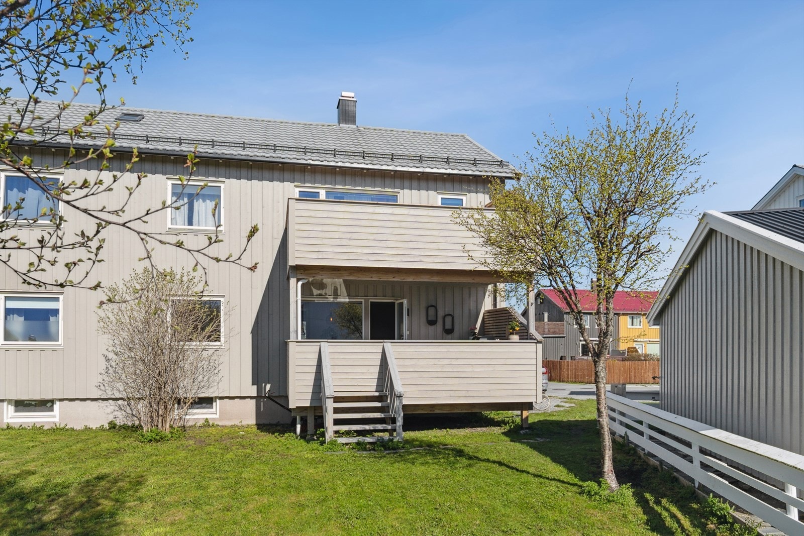 Enkel tilkomst til hage og grøntareal fra verandaen. Galleribilde