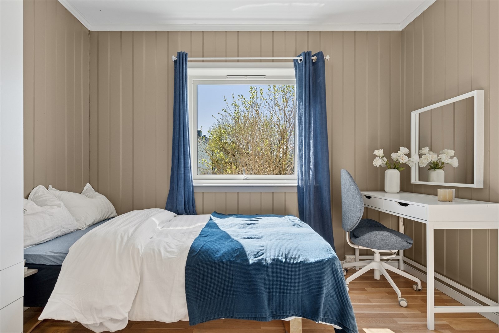 Leiligheten har to soverom som begge har behagelige farger og garderobeskap. Galleribilde