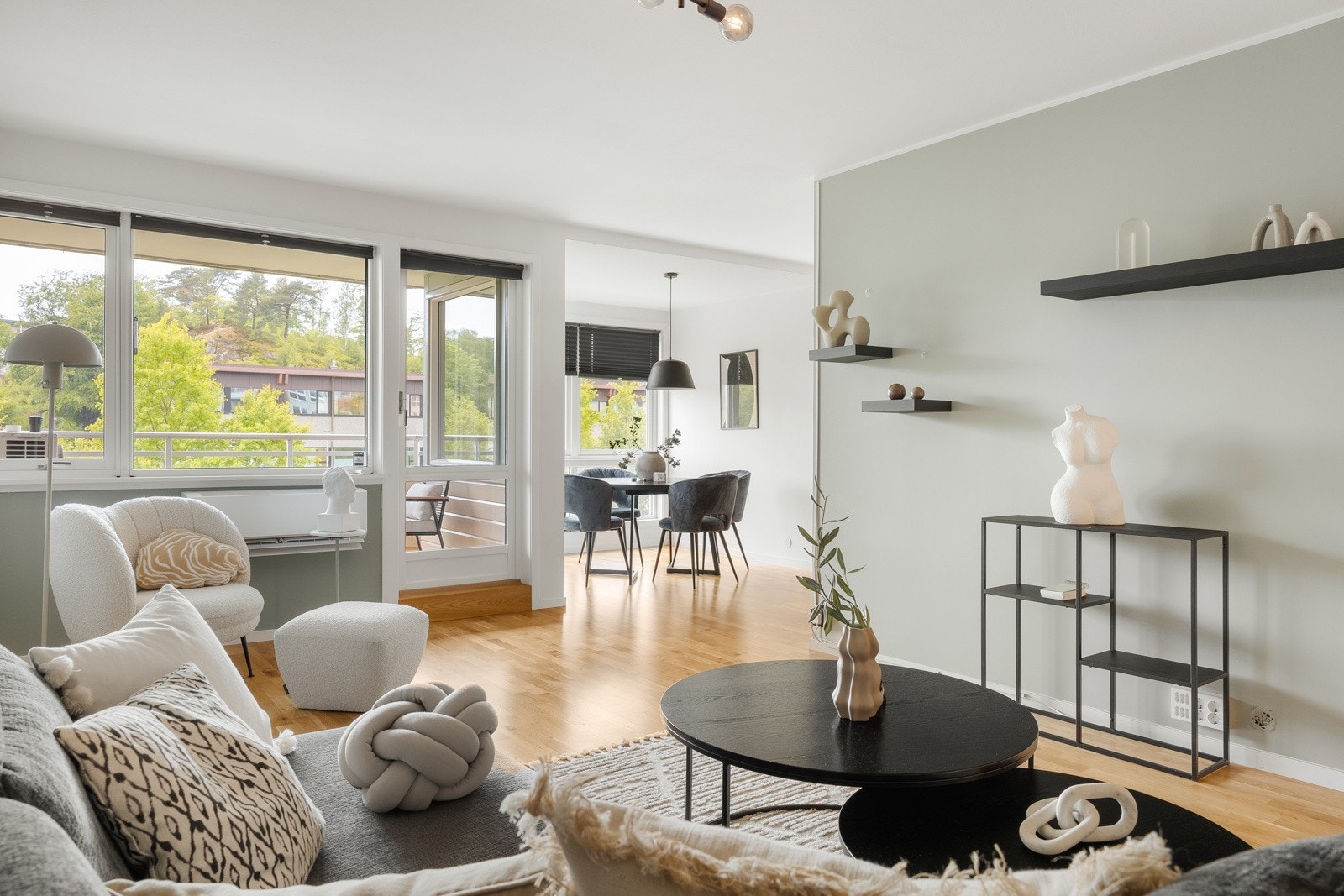 Eiendomsmegler / Salgsleder / Partner Ken Martin Wigand presenterer Hjalmar Brantings vei 47 Galleribilde