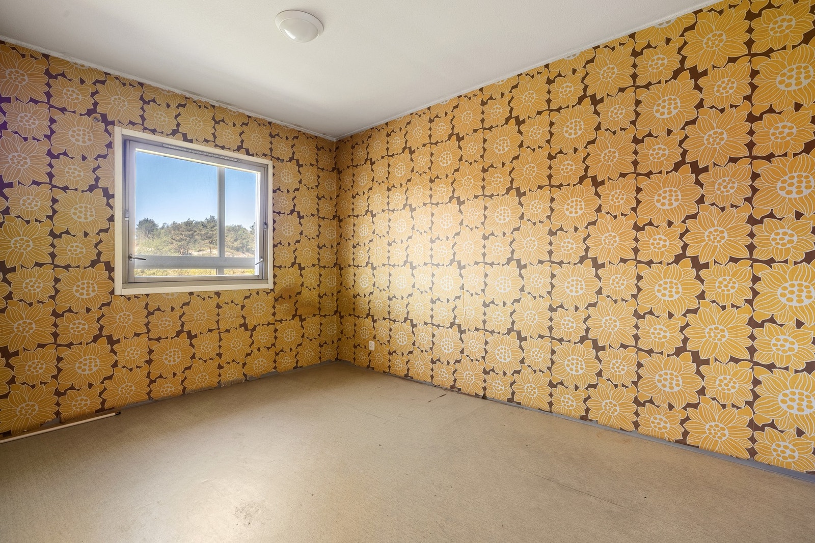 Hovedsoverommet er 13 kvm og har plass til dobbeltseng, nattbord og garderobeløsning. Galleribilde