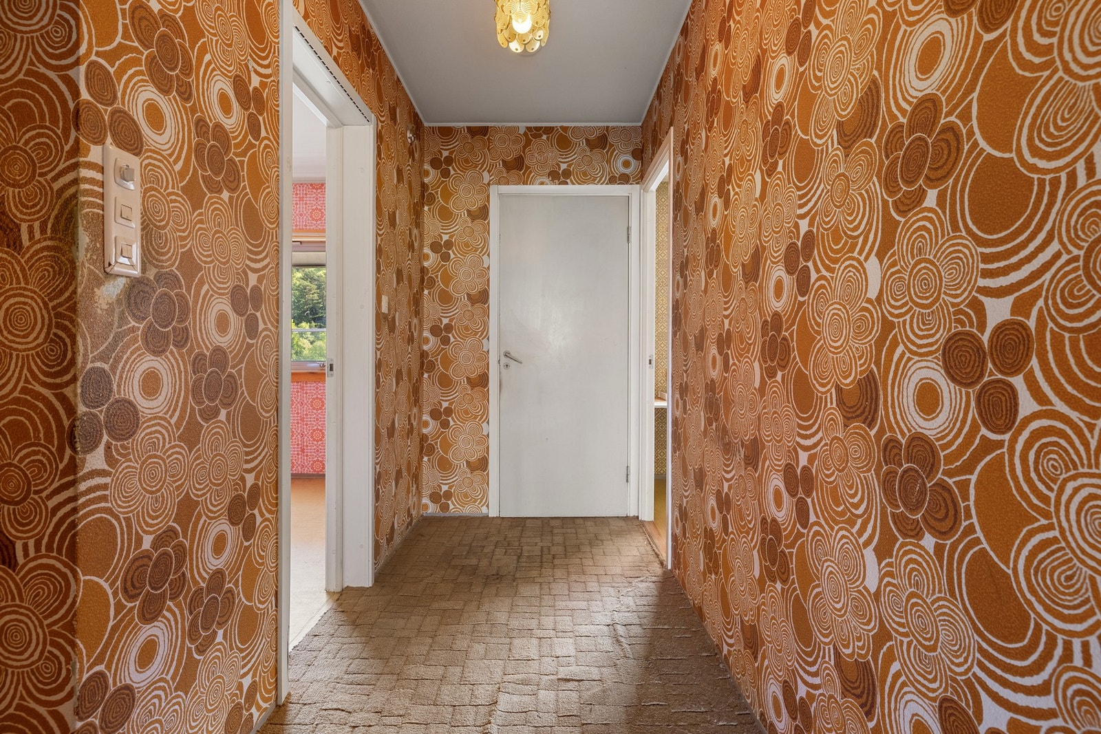 Begge rom har tapetserte vegger og gulvbelegg. Galleribilde