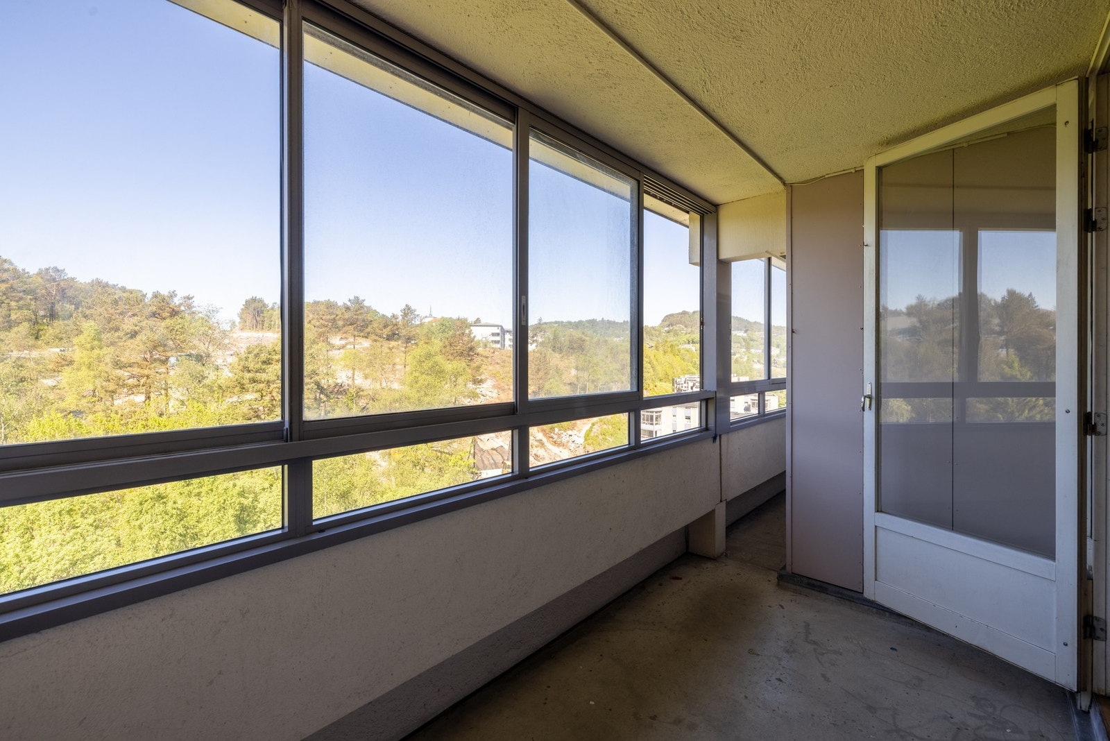 Leiligheten ligger sentralt plassert i et populært og godt etablert boligområde i Loddefjord - vest i Bergen. Galleribilde