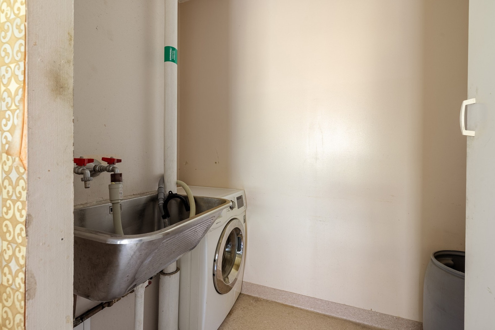 Leiligheten har et eget vaskerom med utslagsvask, tørkeskap og opplegg for vaskemaskin. Galleribilde