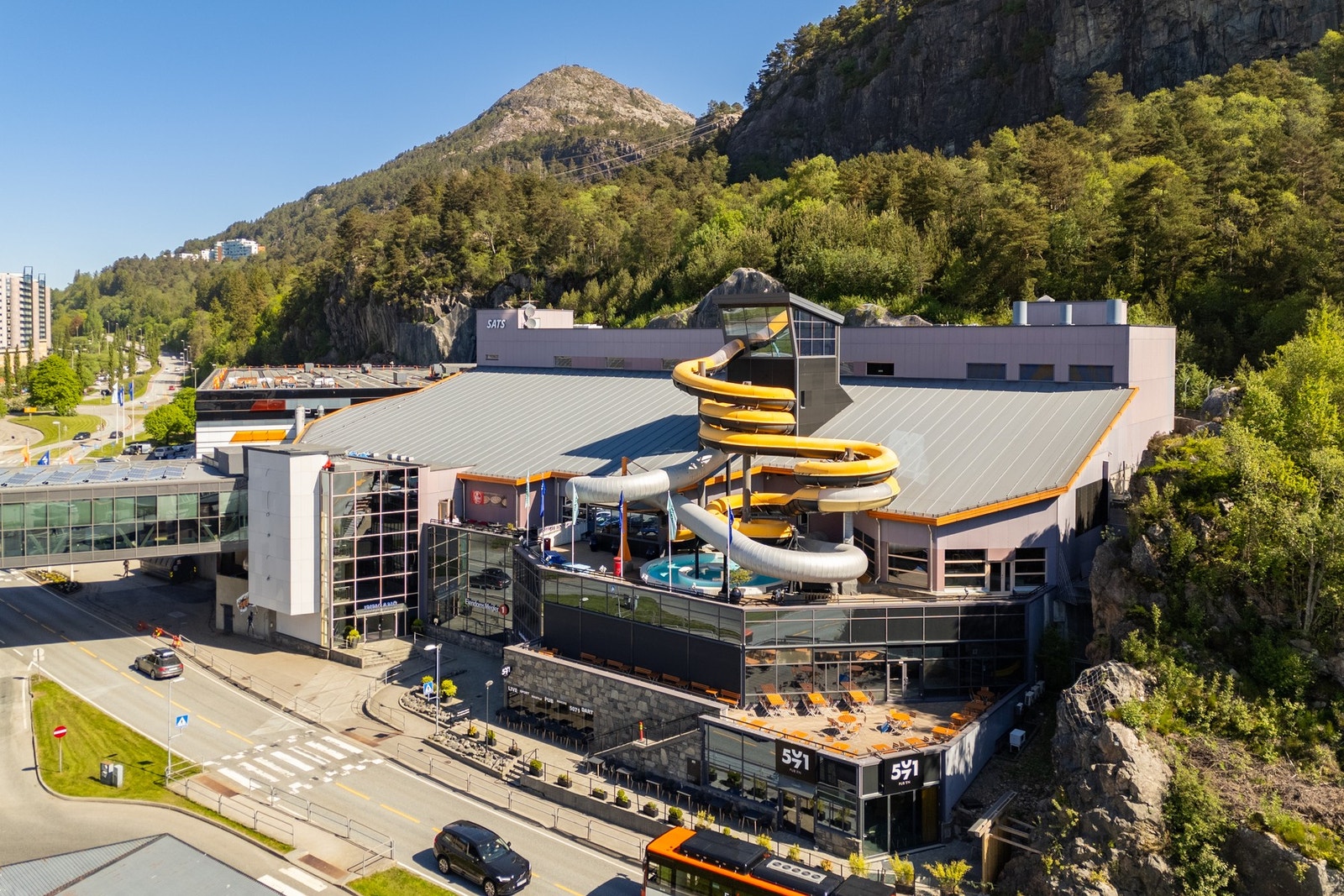 I tillegg huser senteret både SATS treningssenter, bowlinghall og Vannkanten Badeland, som gjør det til et naturlig samlingspunkt for både hverdag og helg. Galleribilde