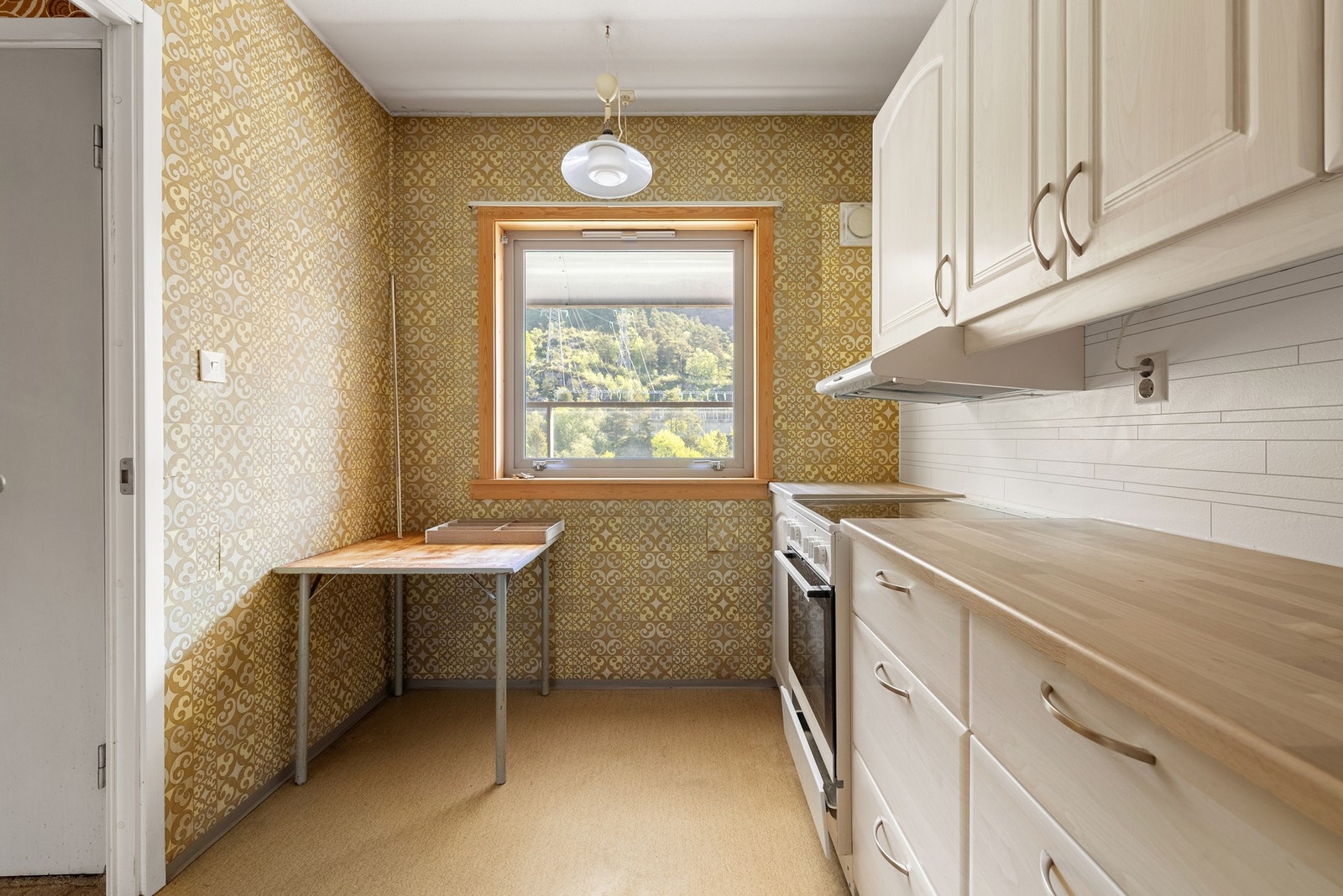 Av integrerte hvitevarer medfølger ventilator, komfyr og kjøleskap. Galleribilde