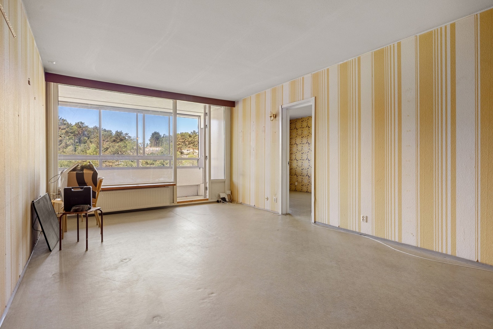 Store vindusflater gir rikelig med naturlig lys, og det er direkte utgang til en innglasset balkong på 8 kvm. Galleribilde