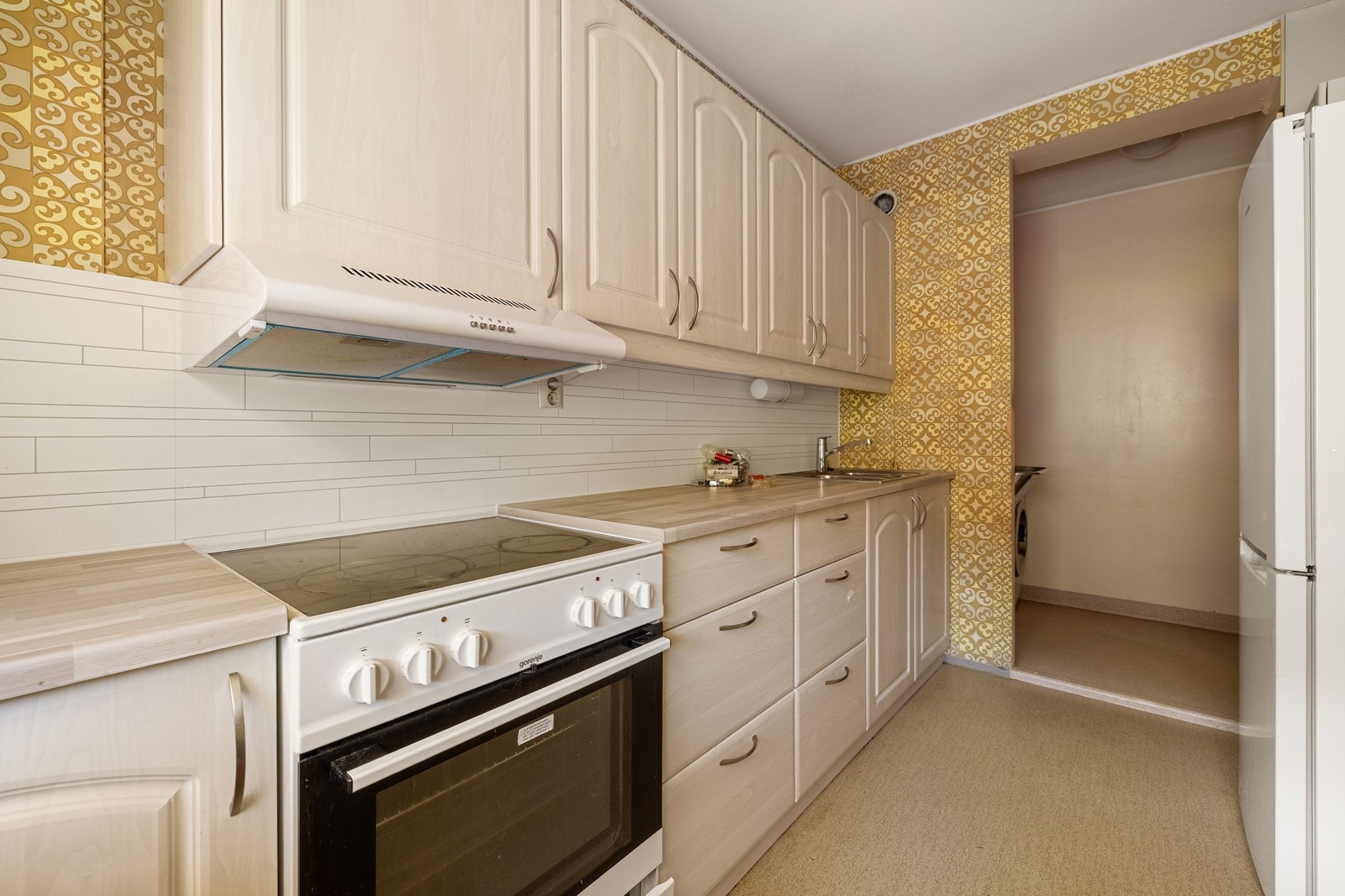 Det består av profilerte fronter, slitesterk laminatbenkeplate og nedfelt stålvask. Galleribilde