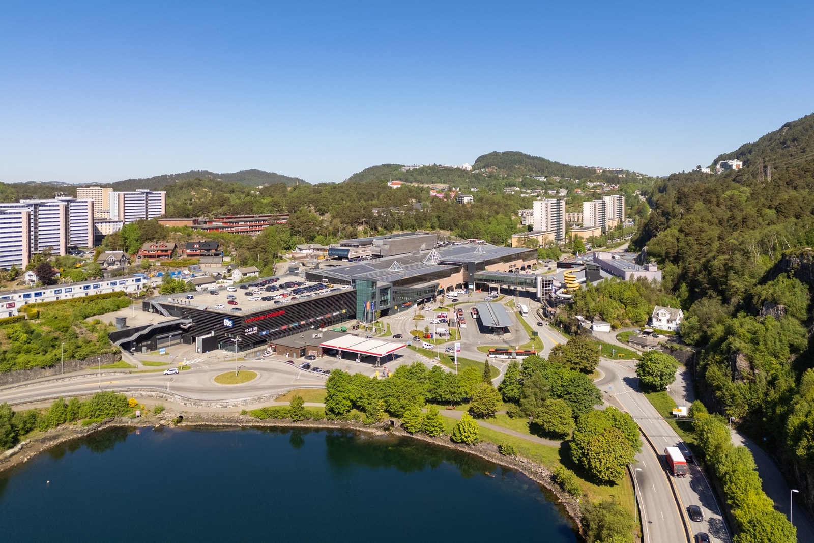 Området er svært godt tilknyttet kollektivnettet. Bussholdeplass ligger rett ved eiendommen, og Loddefjord terminal, kun noen hundre meter unna, gir deg hyppige avganger mot Bergen sentrum og andre bydeler. Galleribilde